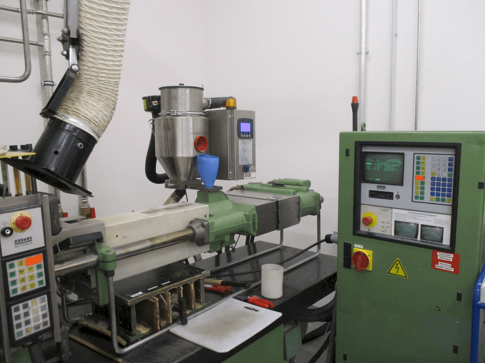 Čelní pohled na Arburg Allrounder 320 M 750 - 90/90 2K stroj