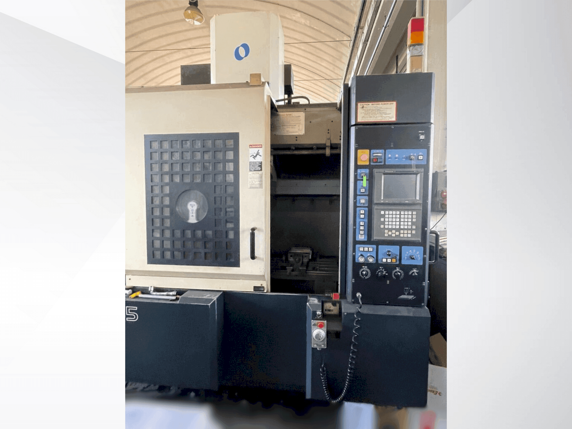 Čelní pohled na Makino V55-A15 stroj