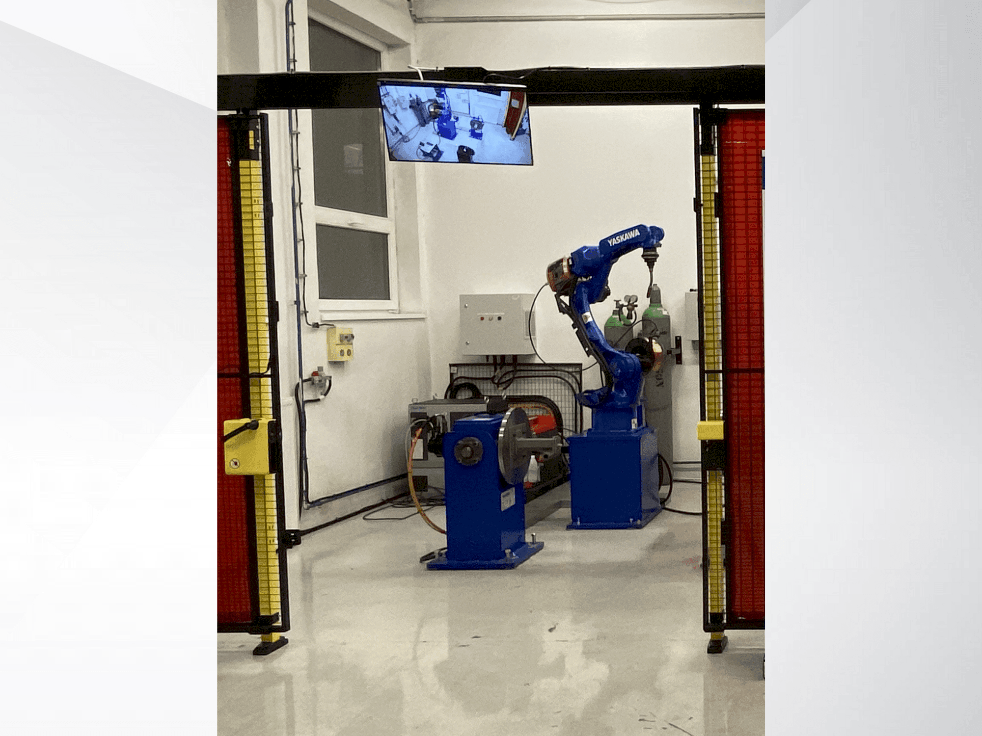 Čelní pohled na Yaskawa Motoman AR1440 stroj