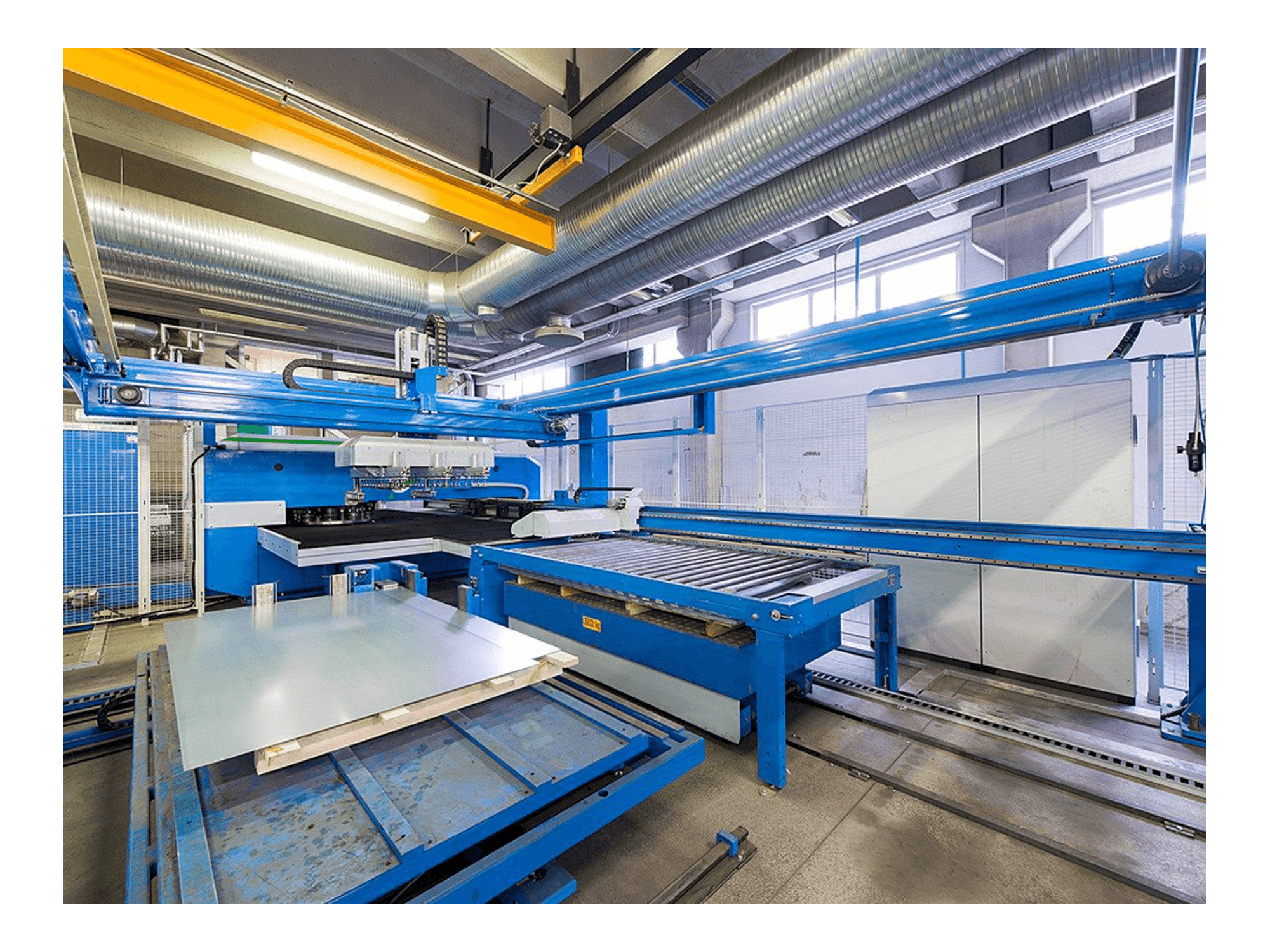 Levý boční pohled na Finn-Power E 5 Lui stroj