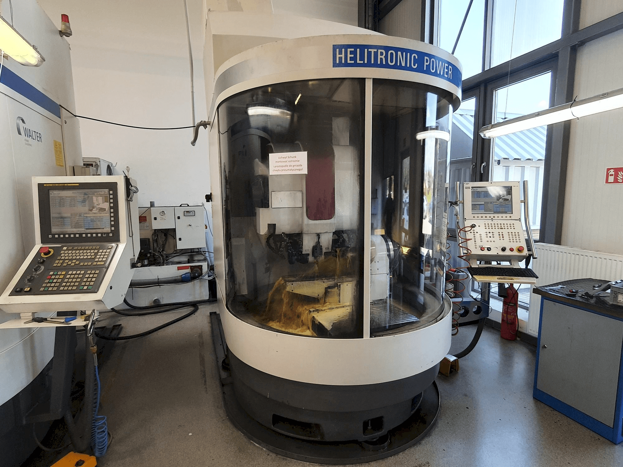 Čelní pohled na Walter Helitronic Power stroj