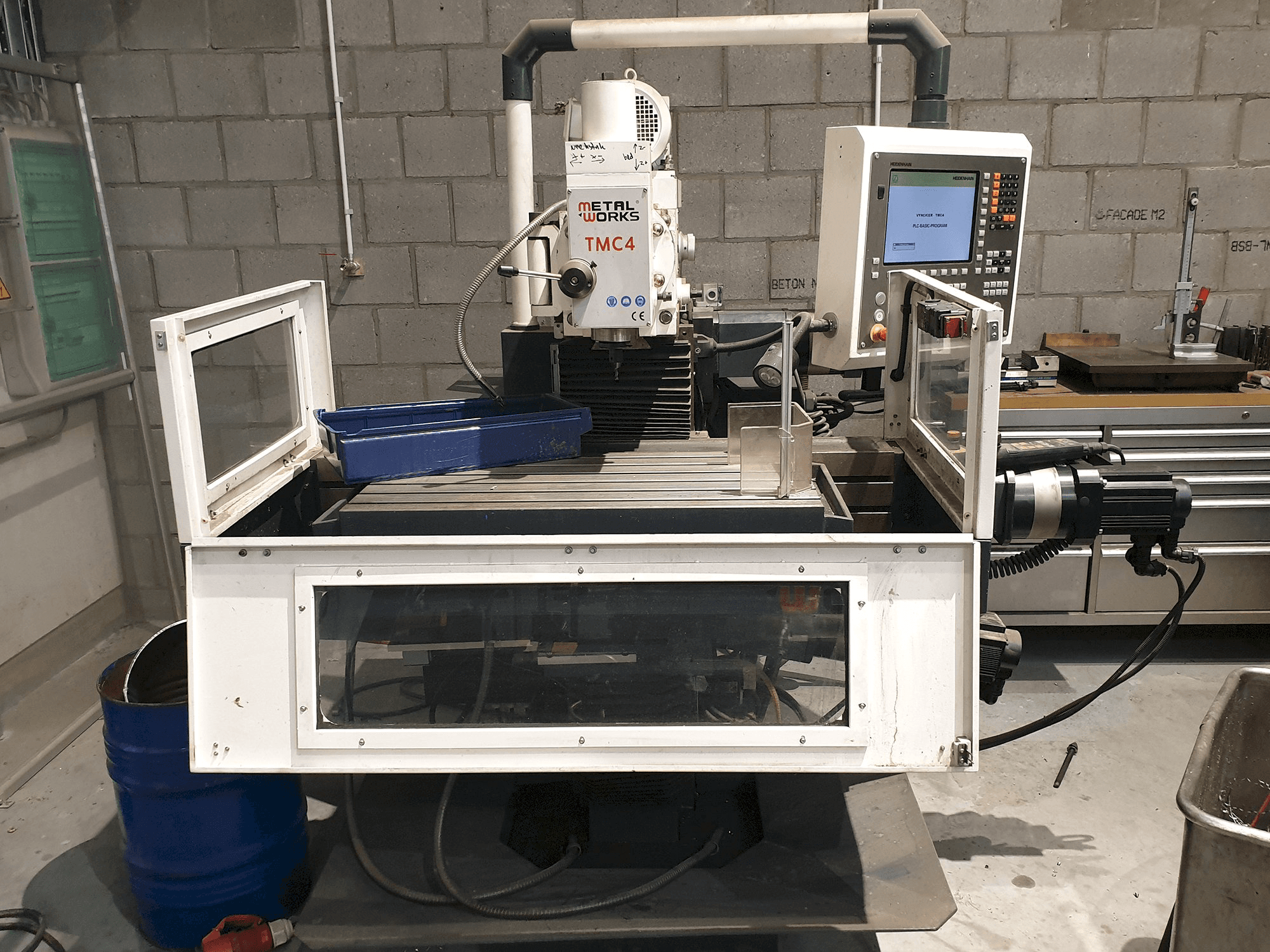 Čelní pohled na Metal Works TMC 4 stroj