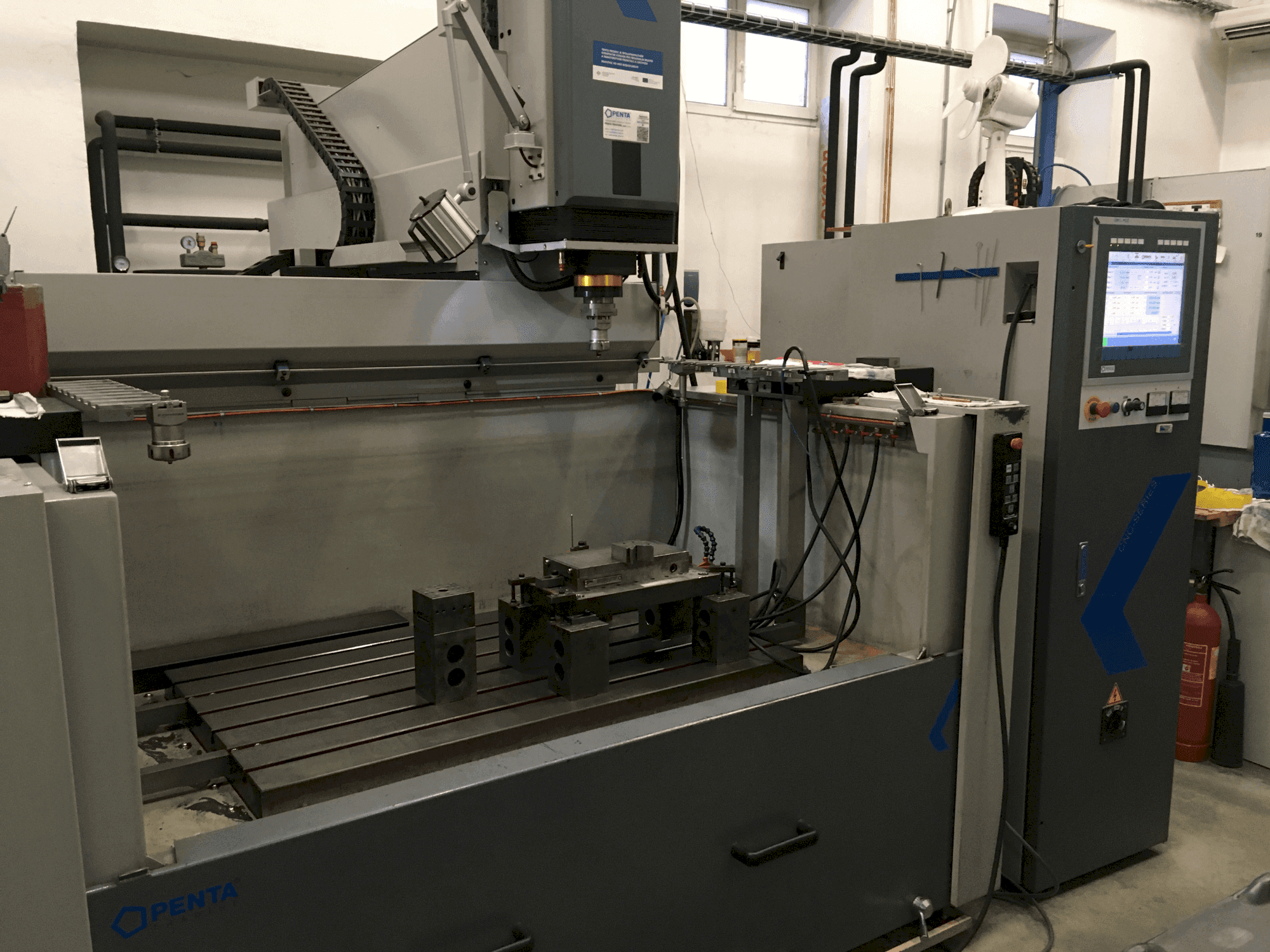 Čelní pohled na PENTA 1060 CNC stroj