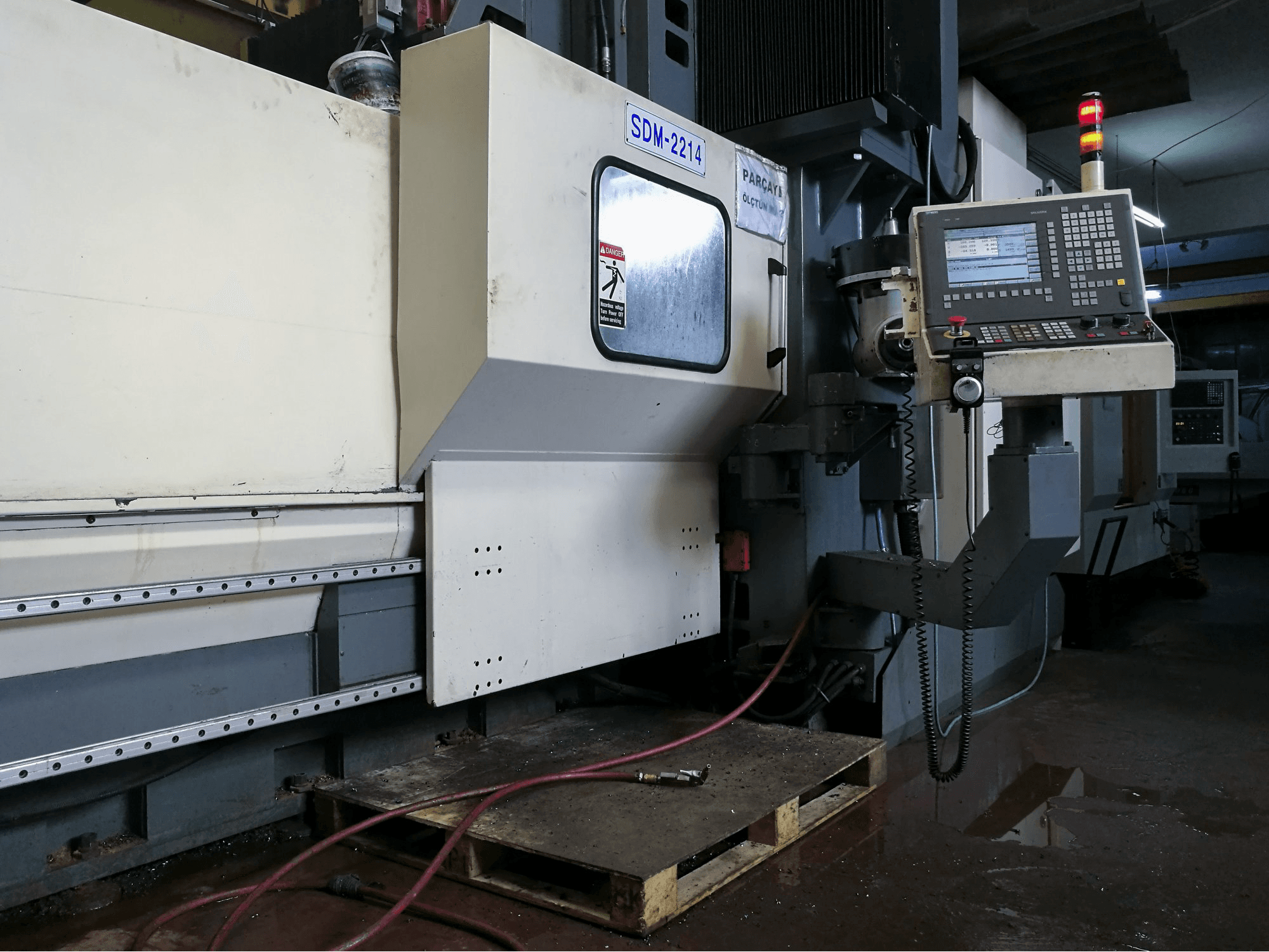 Boční pohled 1 na SANCO SDM-2214 stroj