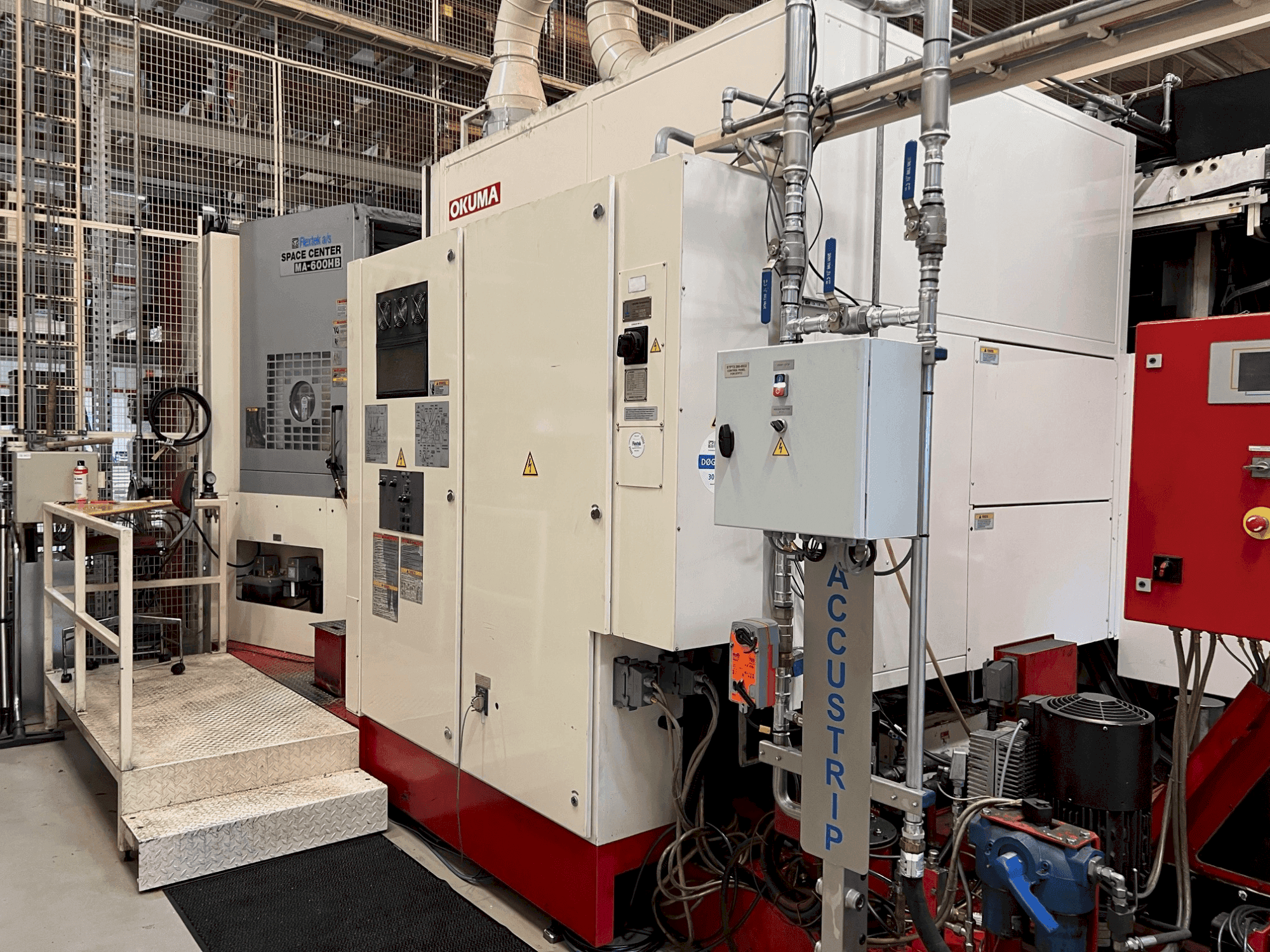 Čelní pohled na Okuma MA-600HB stroj