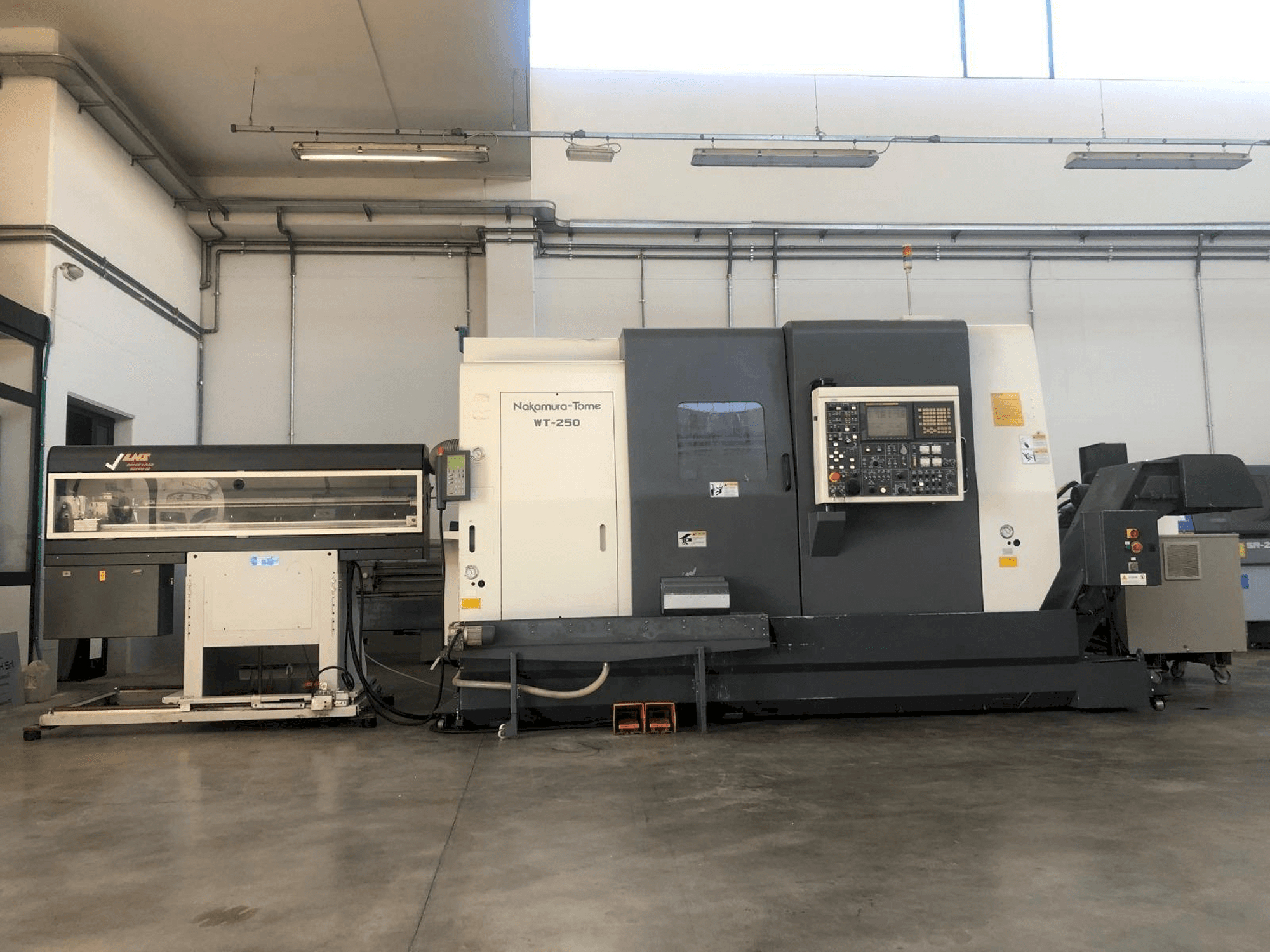 Čelní pohled na NAKAMURA-TOME WT-250 MMY stroj