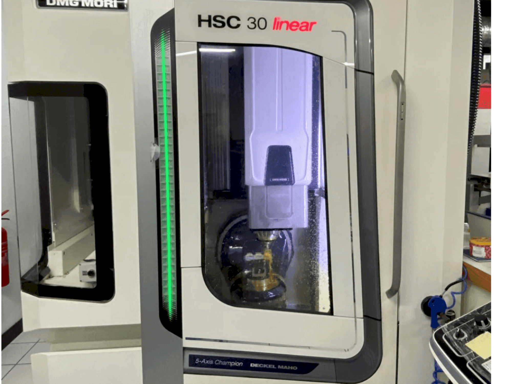 Čelní pohled na DMG MORI HSC 30 linear stroj