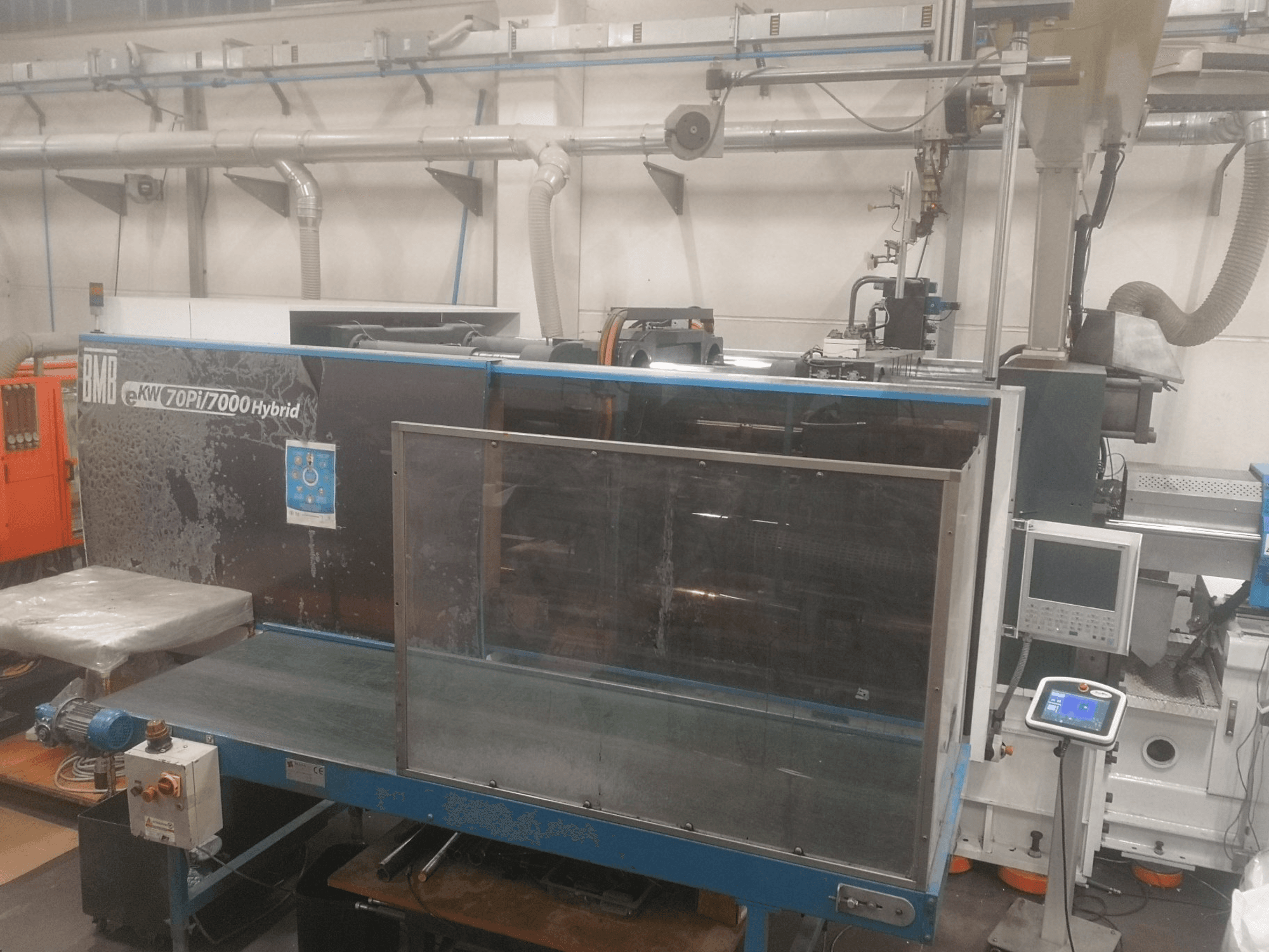 Čelní pohled na BMB Ekw 70pi Hybrid stroj