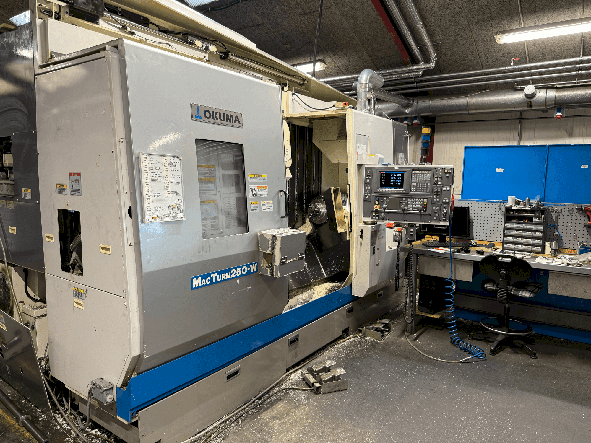 Čelní pohled na Okuma MacTurn 250-W stroj