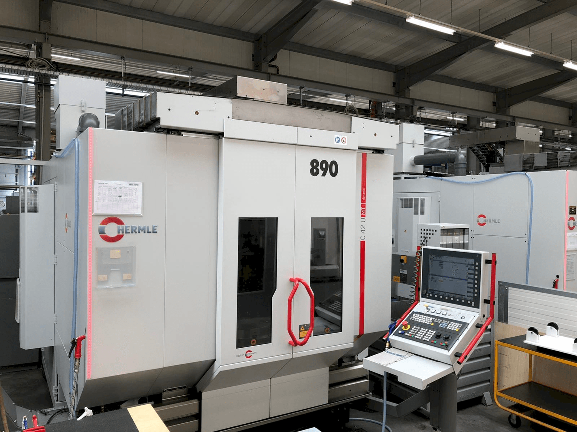 Čelní pohled na HERMLE C42U MT stroj