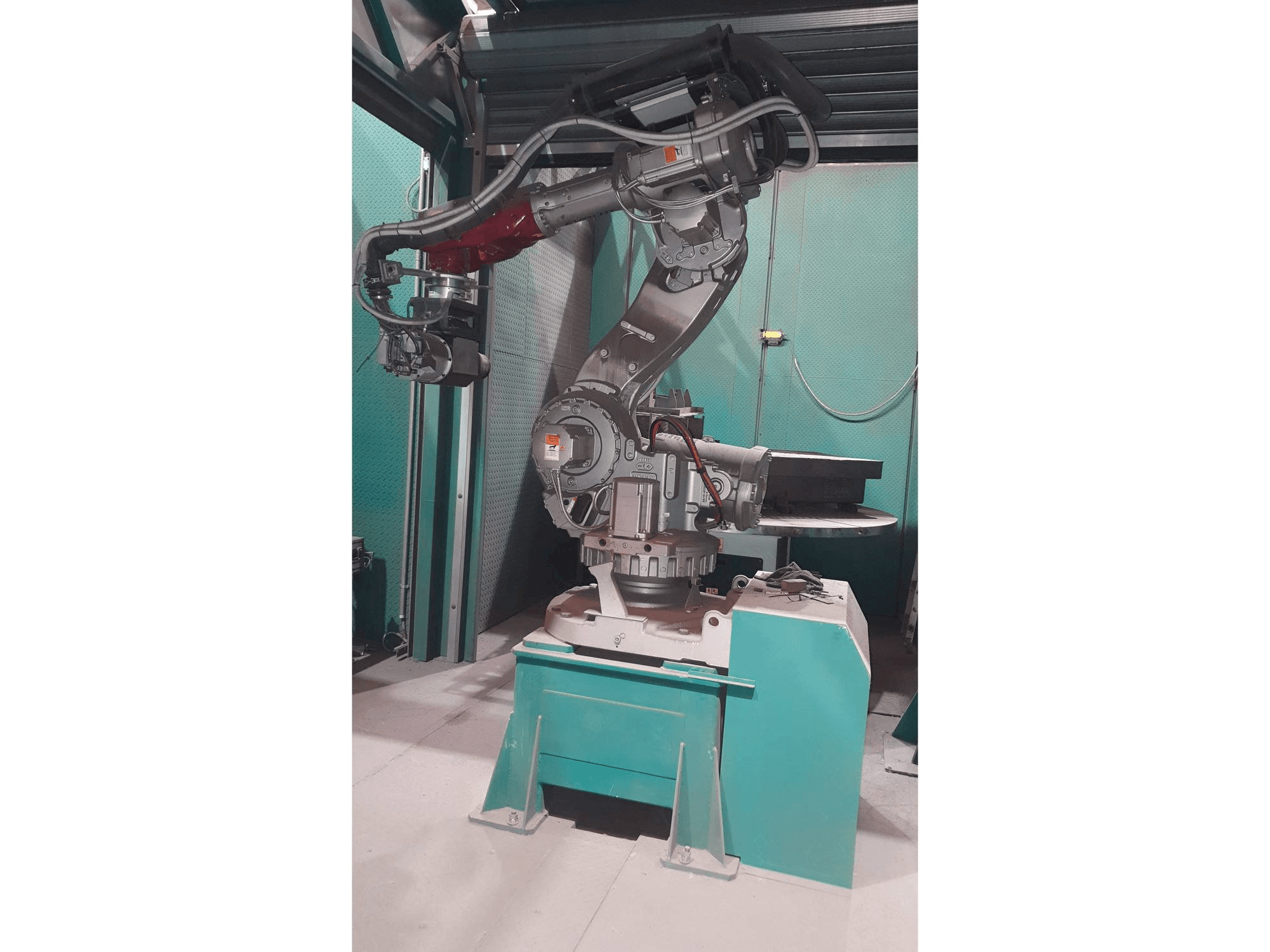 Čelní pohled na ABB IRB 7600 stroj