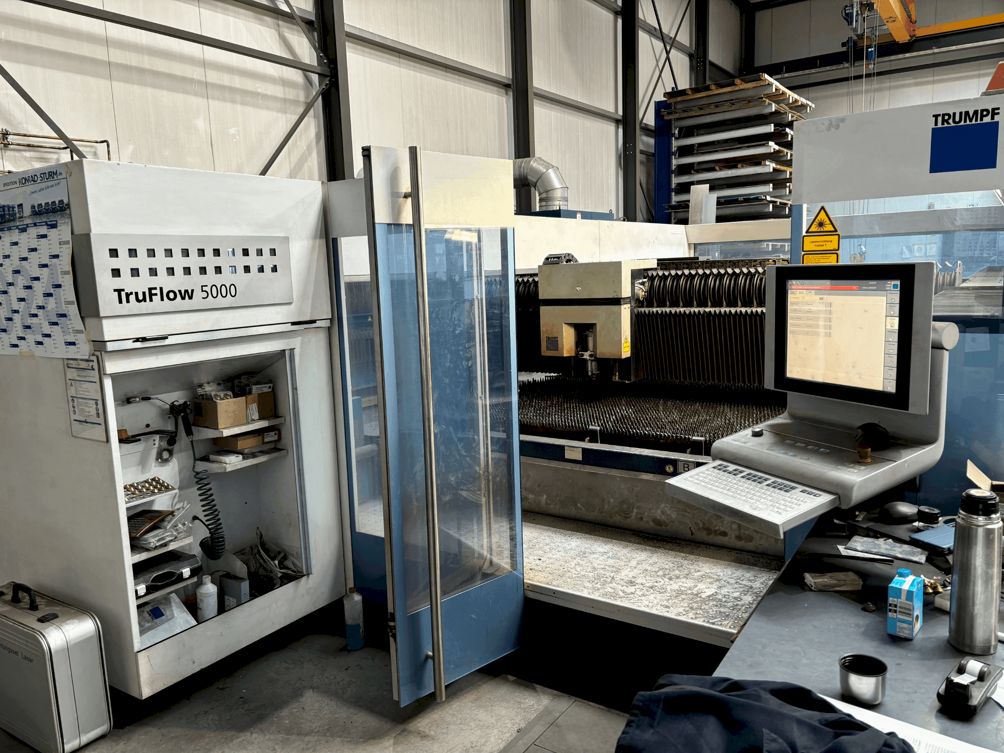 Čelní pohled na TRUMPF TruLaser 3040 stroj