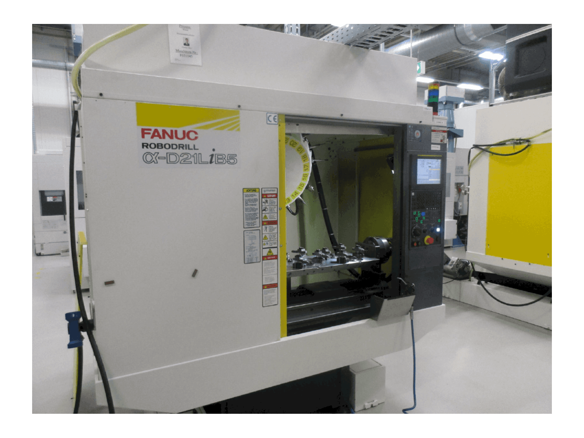 Čelní pohled na FANUC ROBODRILL Alpha D21LiB5 stroj