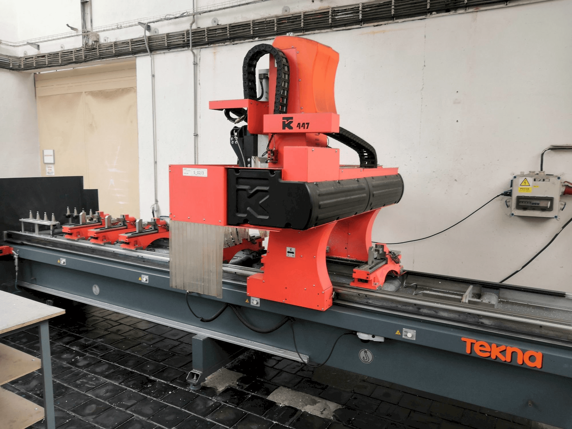 Čelní pohled na Tekna TK447/4 stroj
