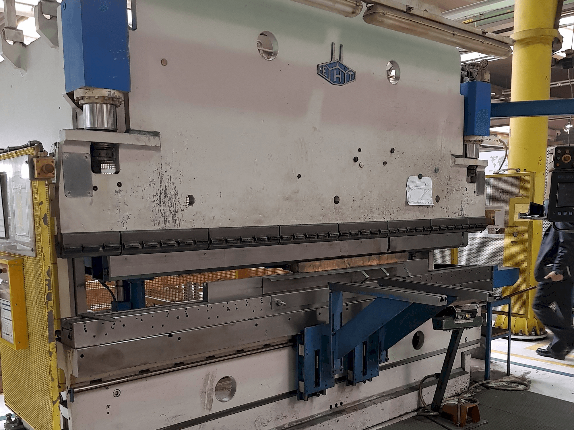 Levý boční pohled na EHT EHPS 11-35 stroj