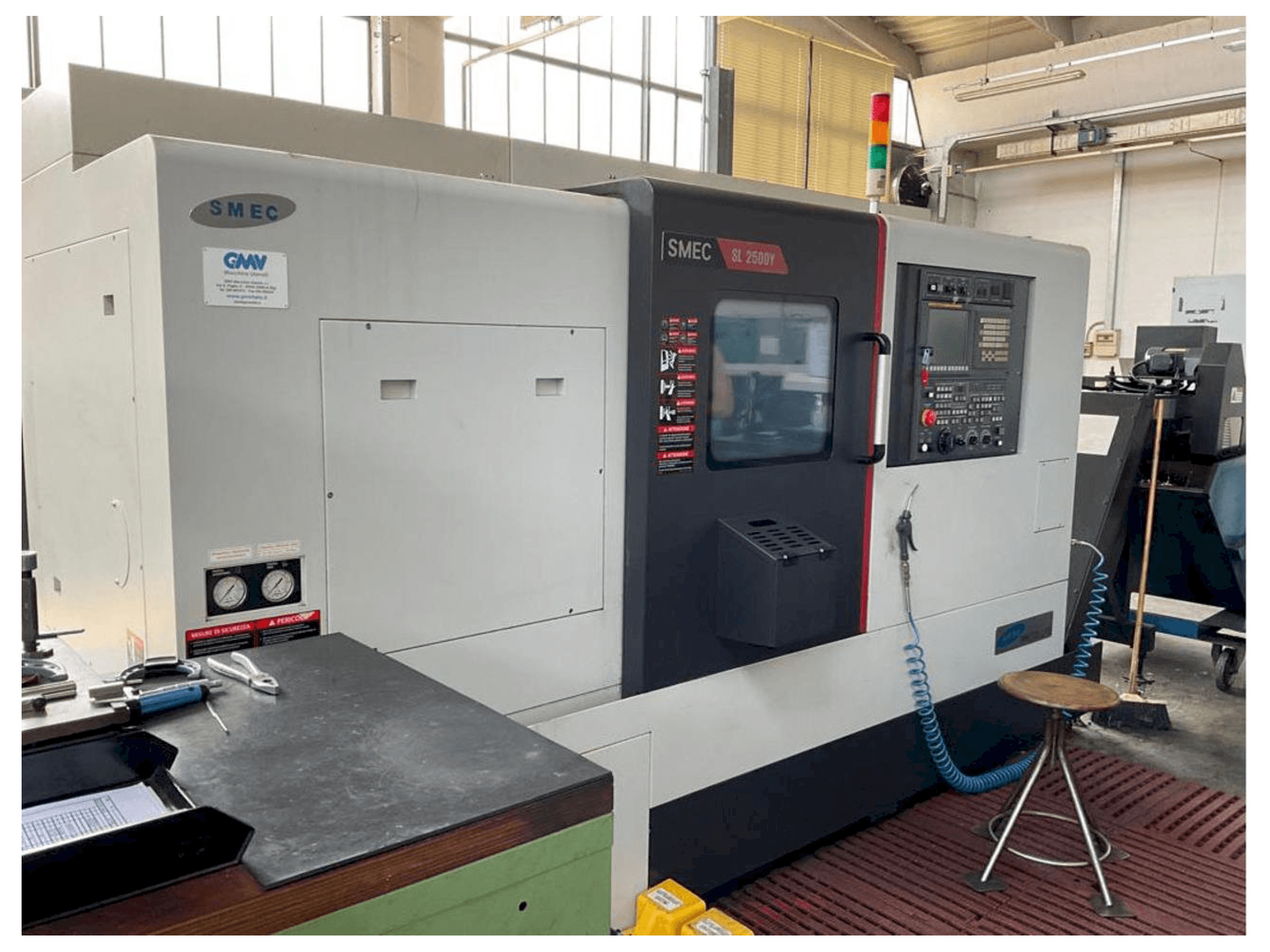 Čelní pohled na SMEC SL-2500Y stroj