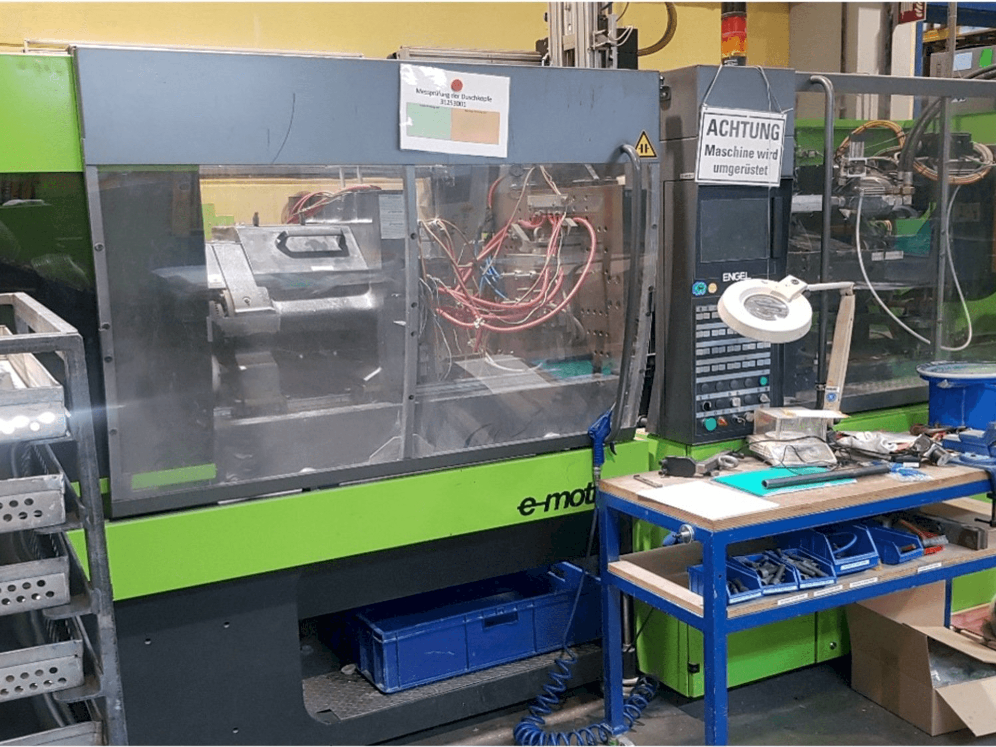 Čelní pohled na ENGEL e-motion 200/100 stroj