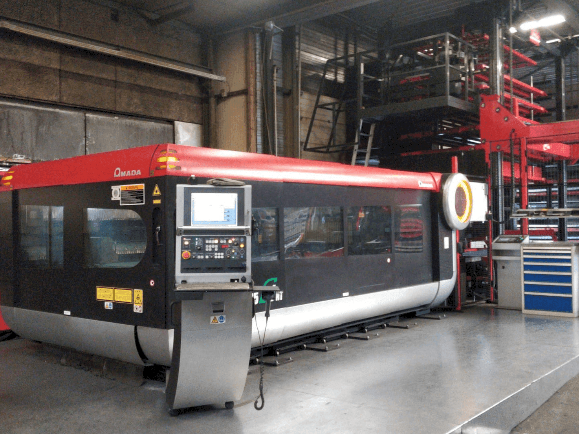 Čelní pohled na AMADA LC-3015F1NT 4kW CO2 stroj