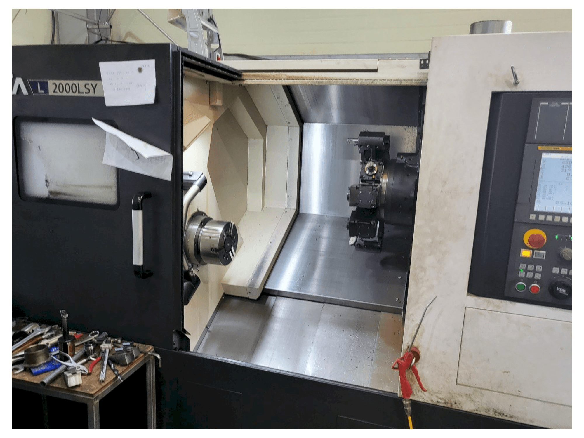 Čelní pohled na Hyundai Wia L2000LSY stroj