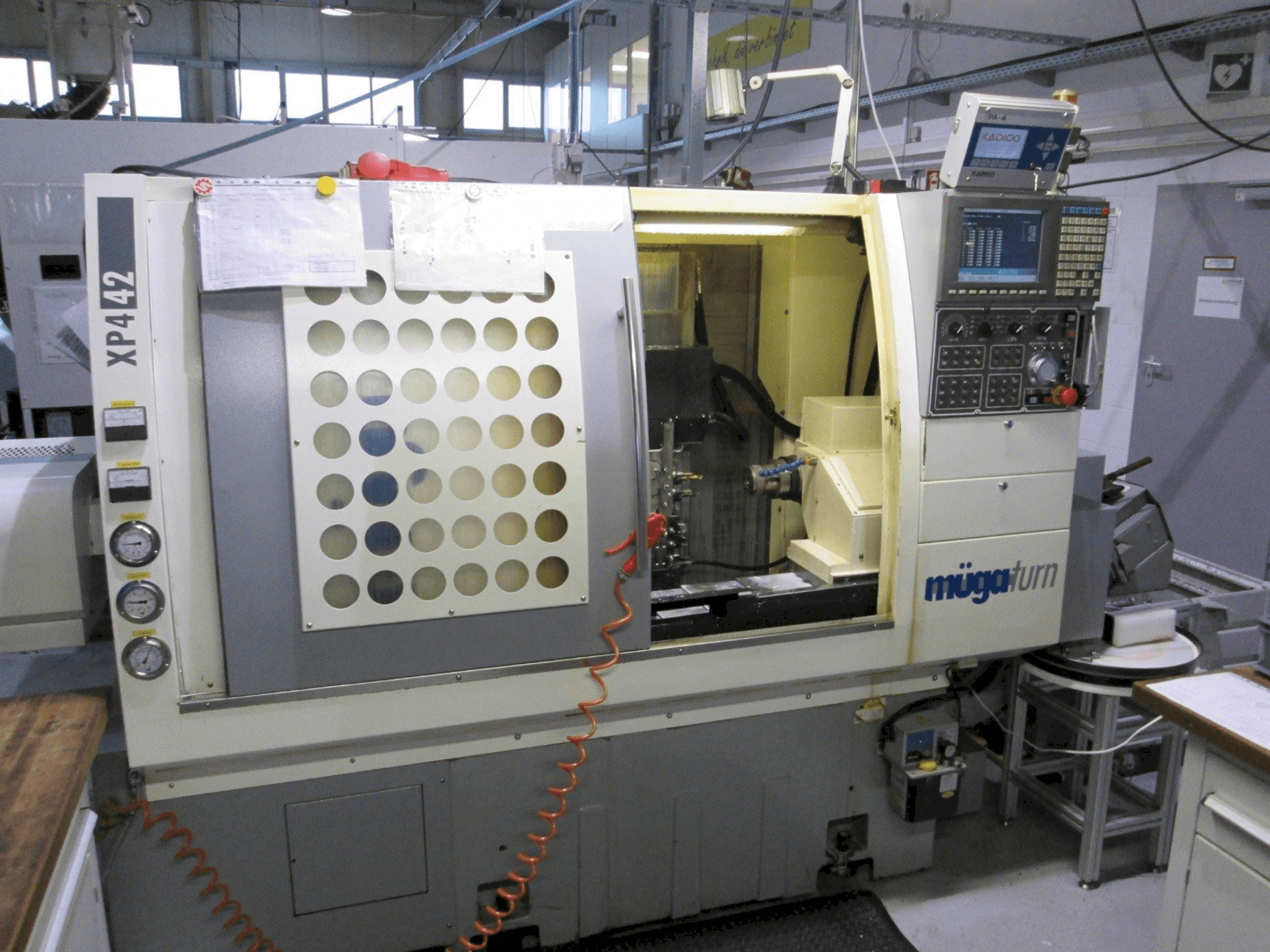 Čelní pohled na Muga XP4 42SM stroj