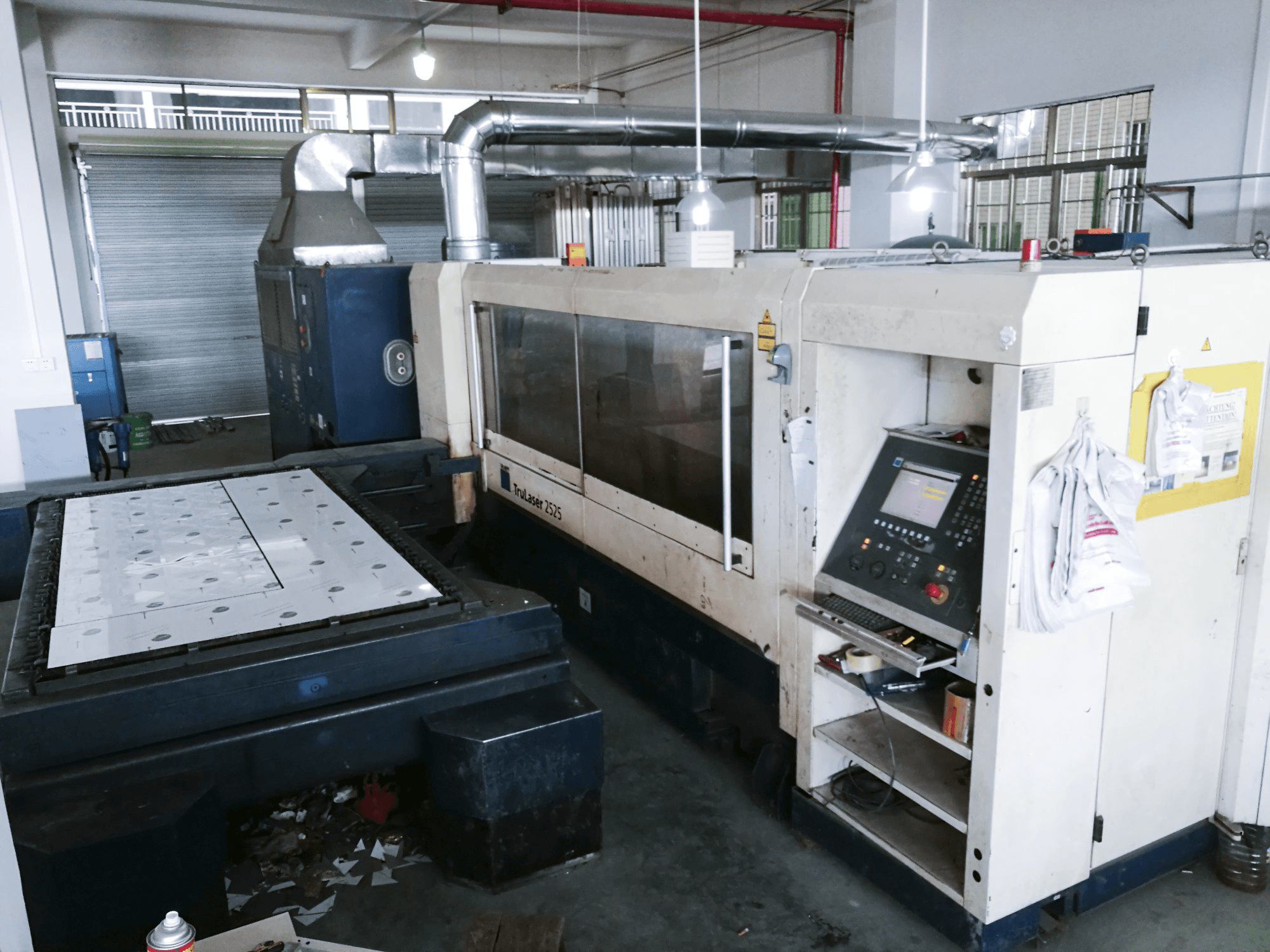 Pravý pohled na Trumpf TruLaser 2525 stroj