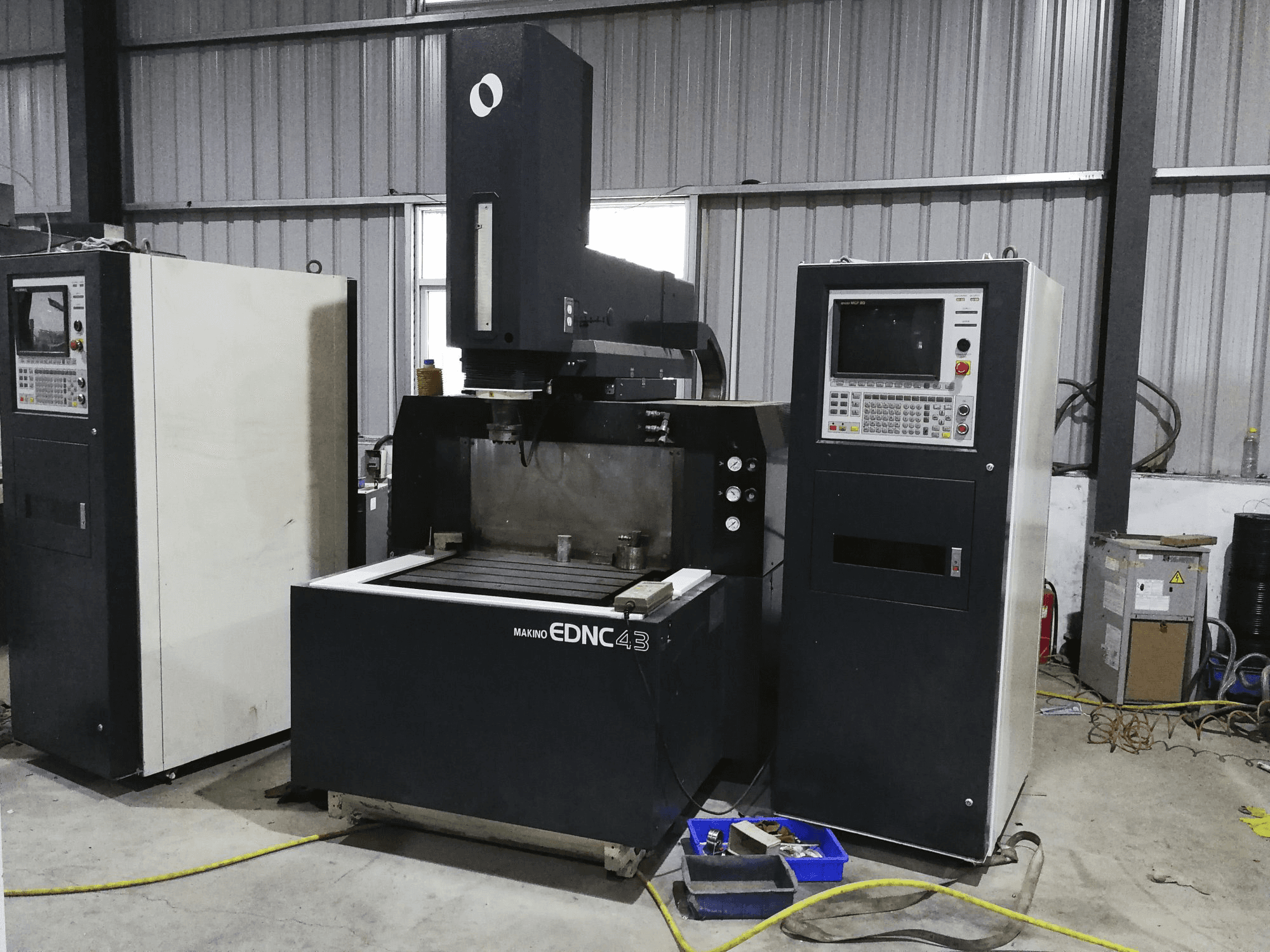 Čelní pohled na Makino EDNC43 stroj