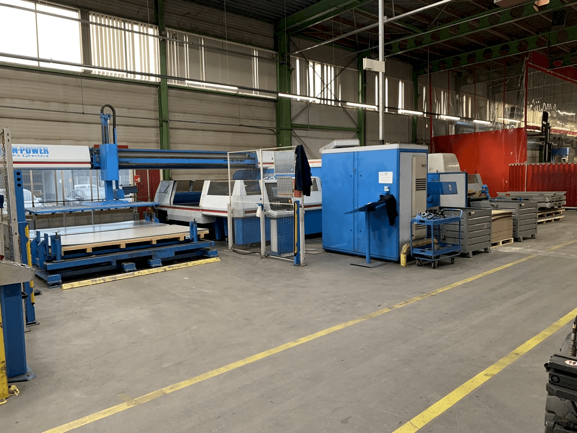 Čelní pohled na Finn-Power TRS6 SU stroj