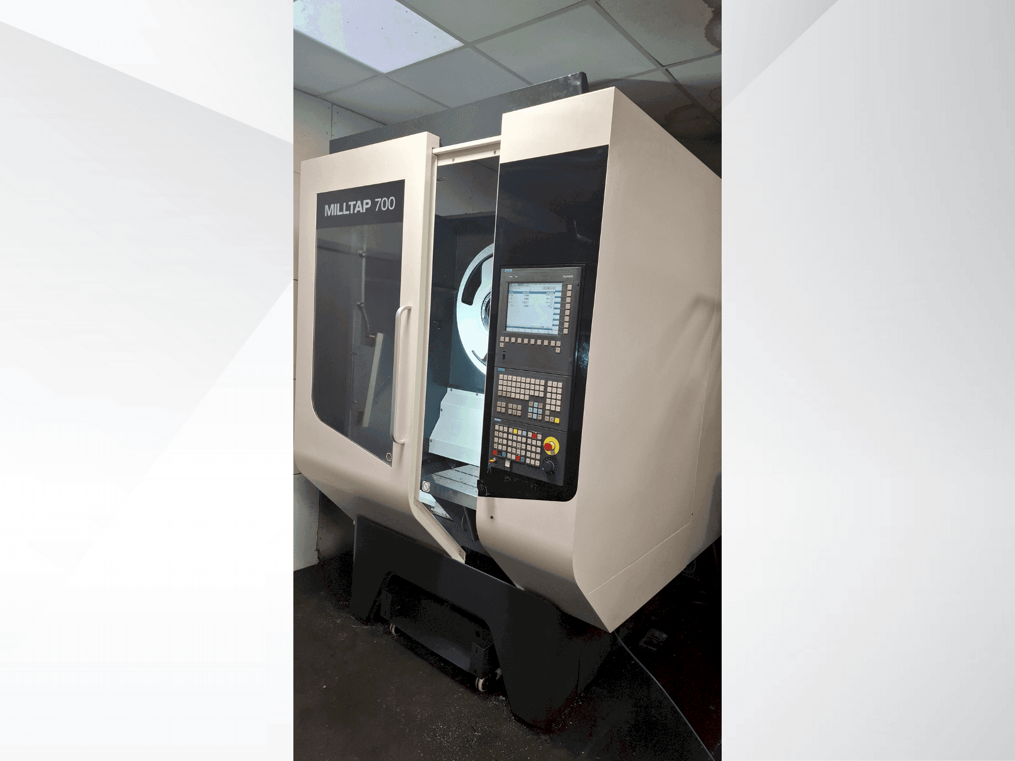 Čelní pohled na DMG MORI MILLTAP 700 stroj