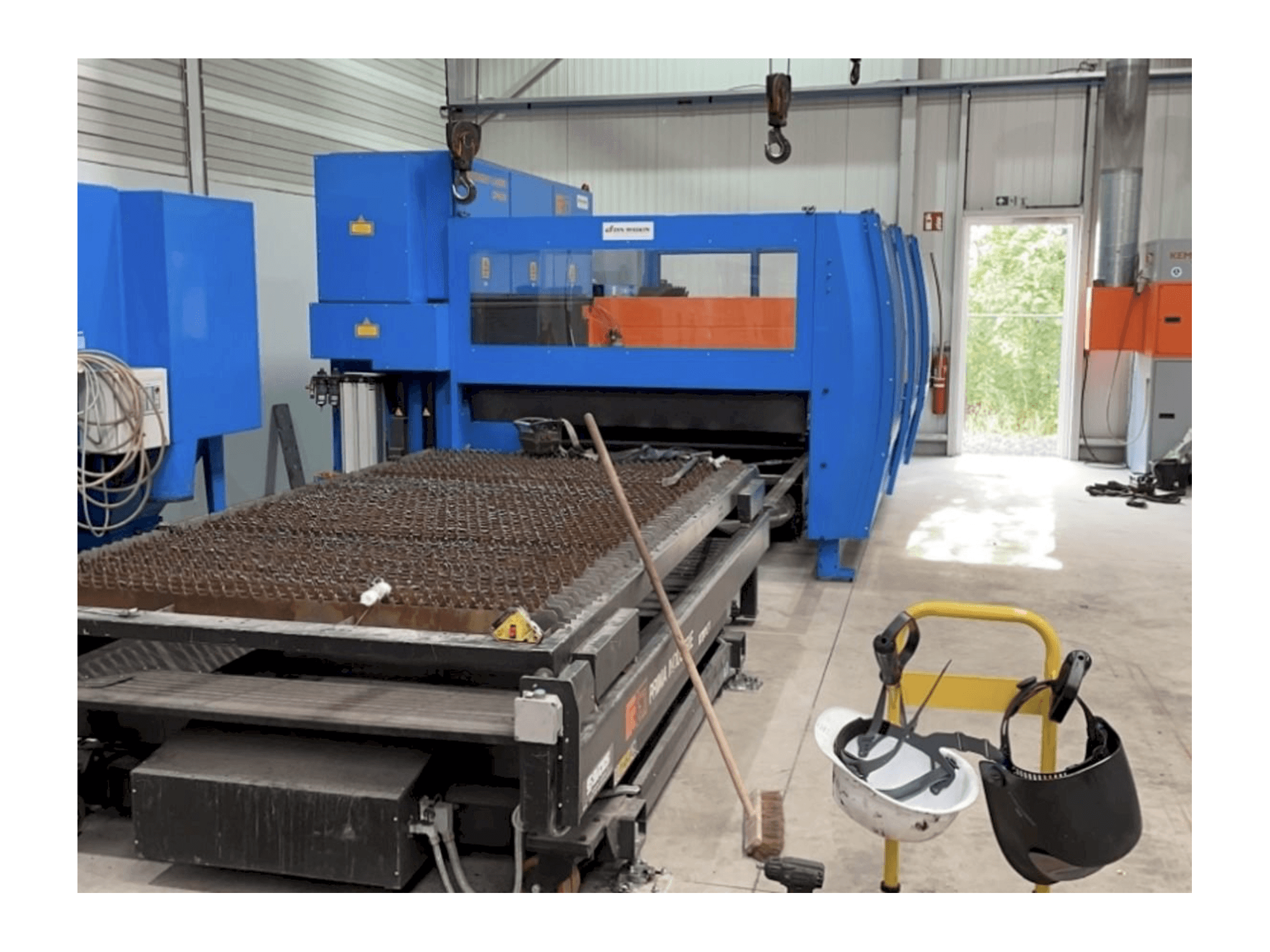 Čelní pohled na Prima Industrie Platino 1530 stroj