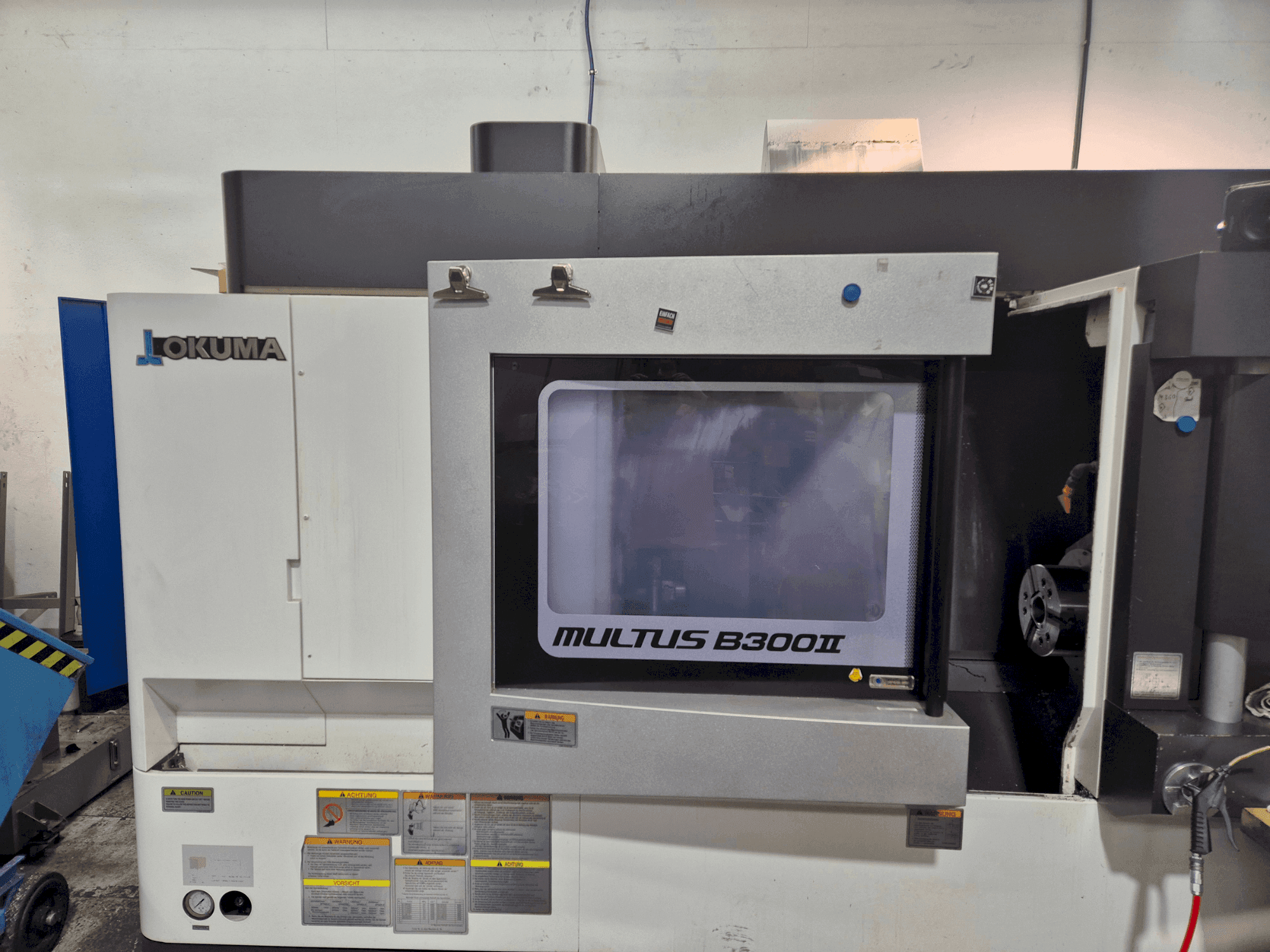 Čelní pohled na Okuma Multus B300 II stroj