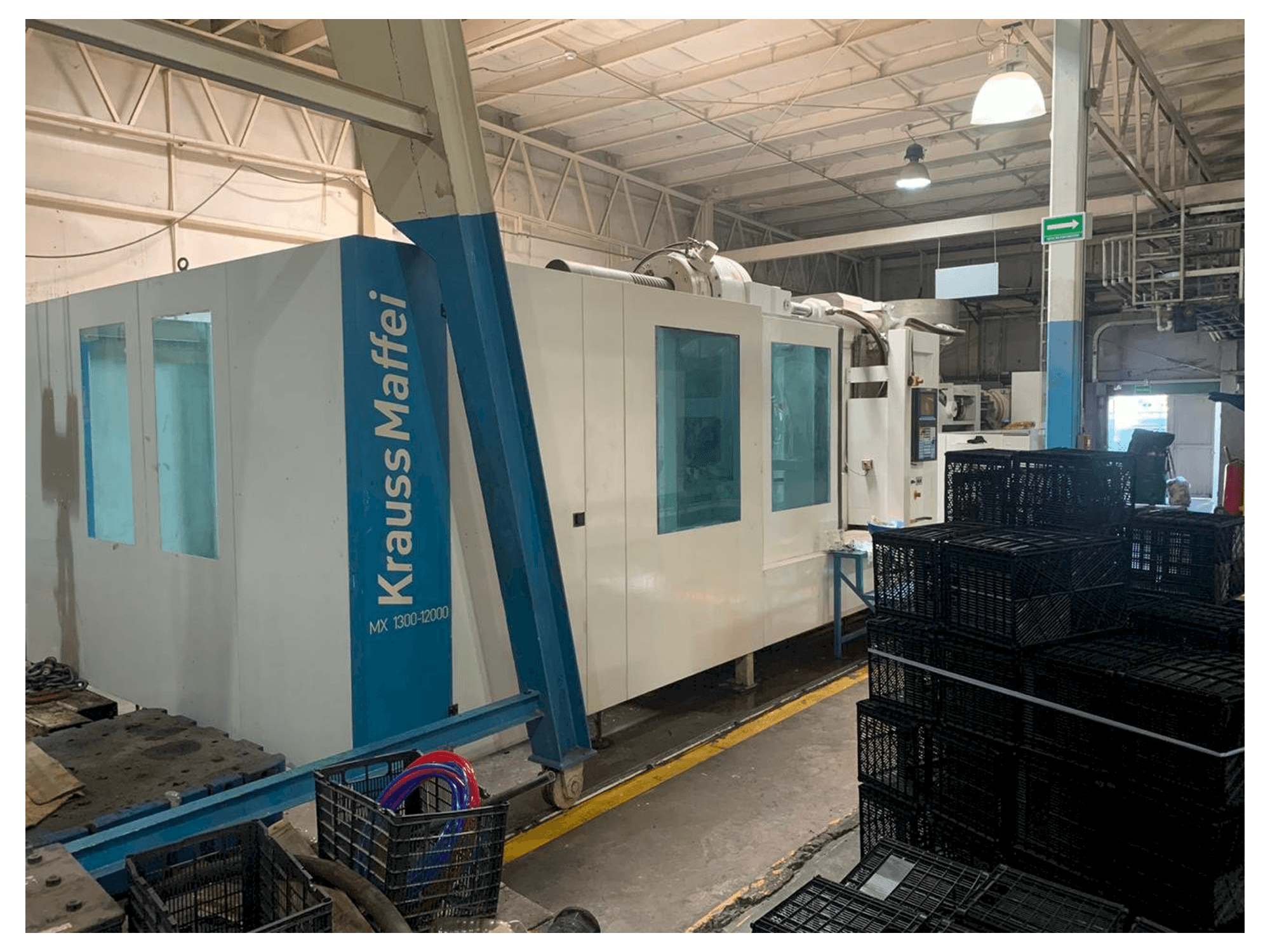 Čelní pohled na Krauss Maffei 1300-12000 MX stroj