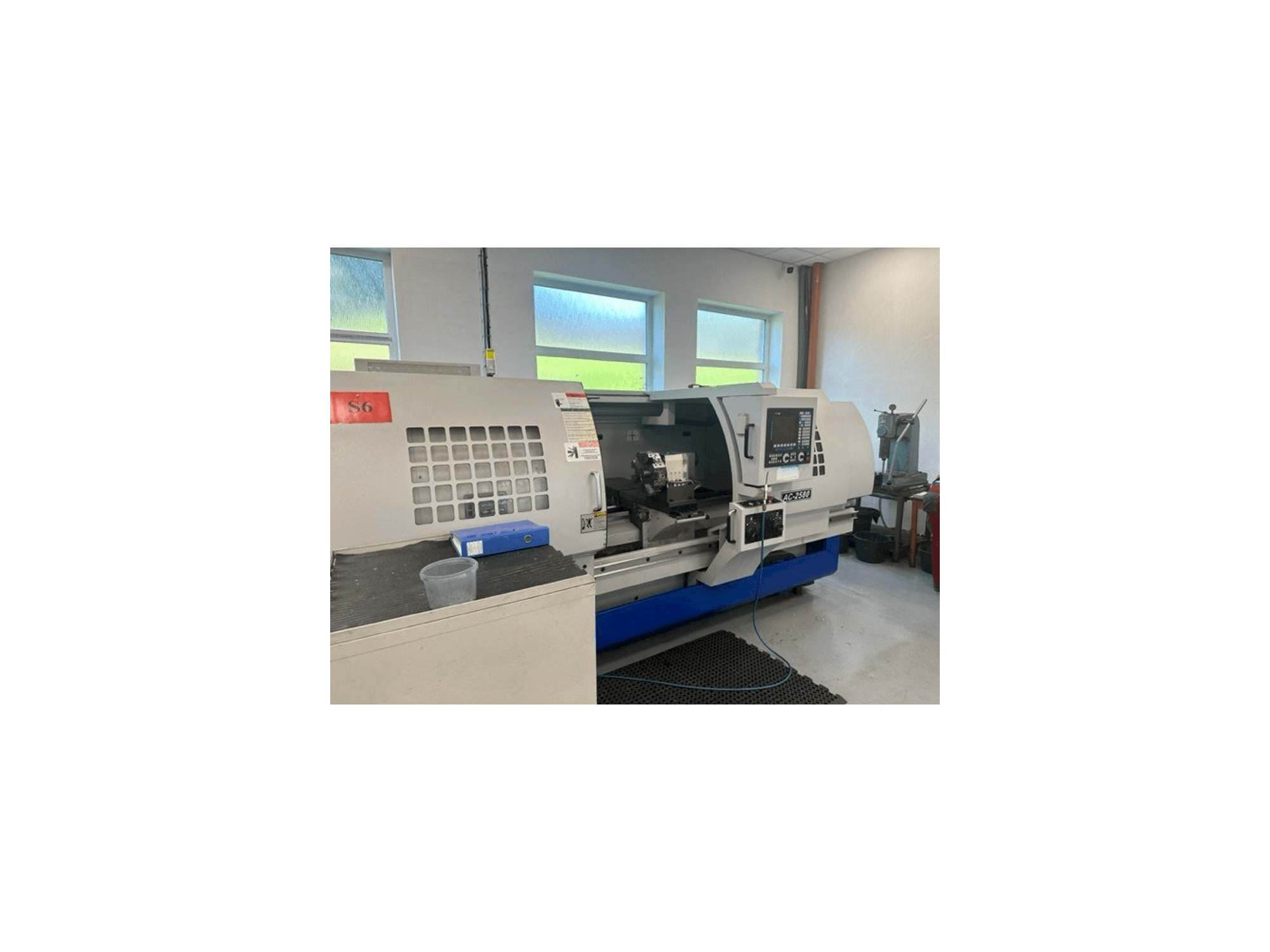 Čelní pohled na MASCUT AC-2580 stroj