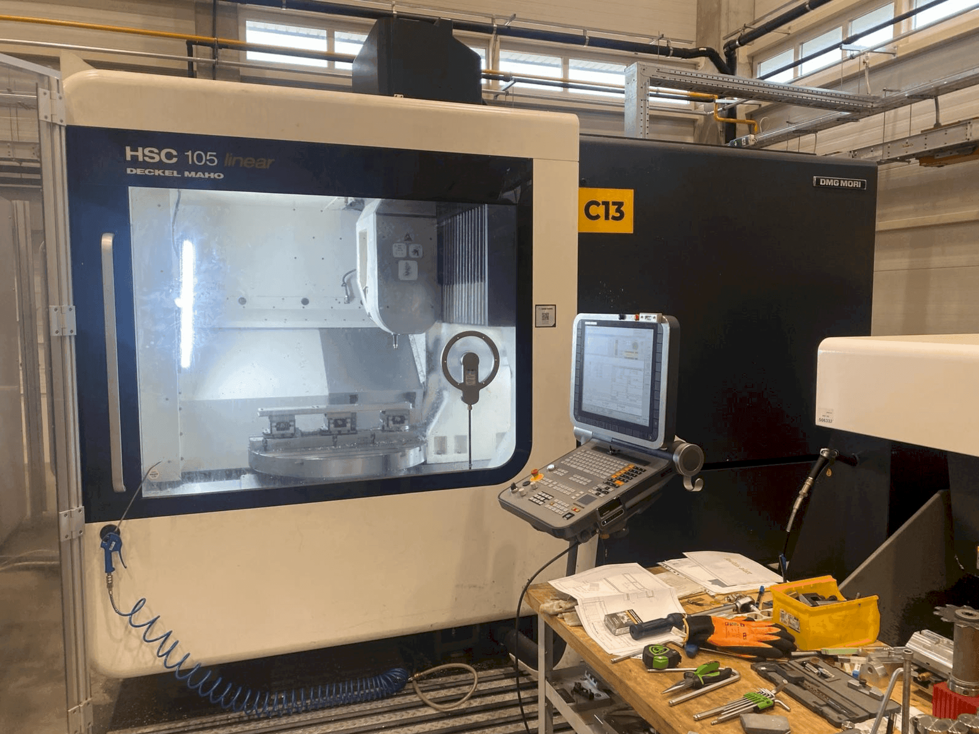 Čelní pohled na DMG MORI HSC 105 stroj