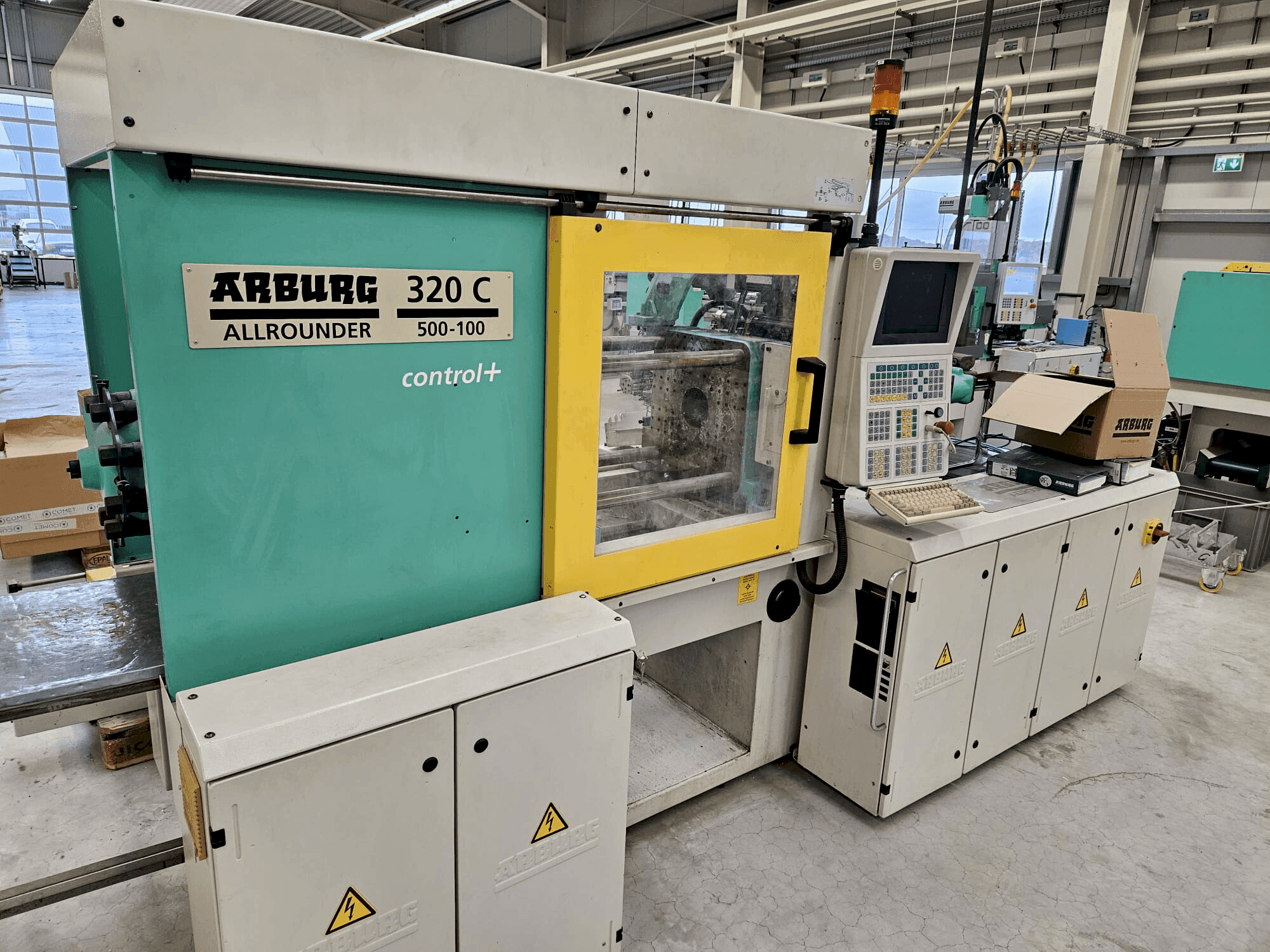Čelní pohled na Arburg 320 C 500-100 + Multilift H with B-Axis stroj