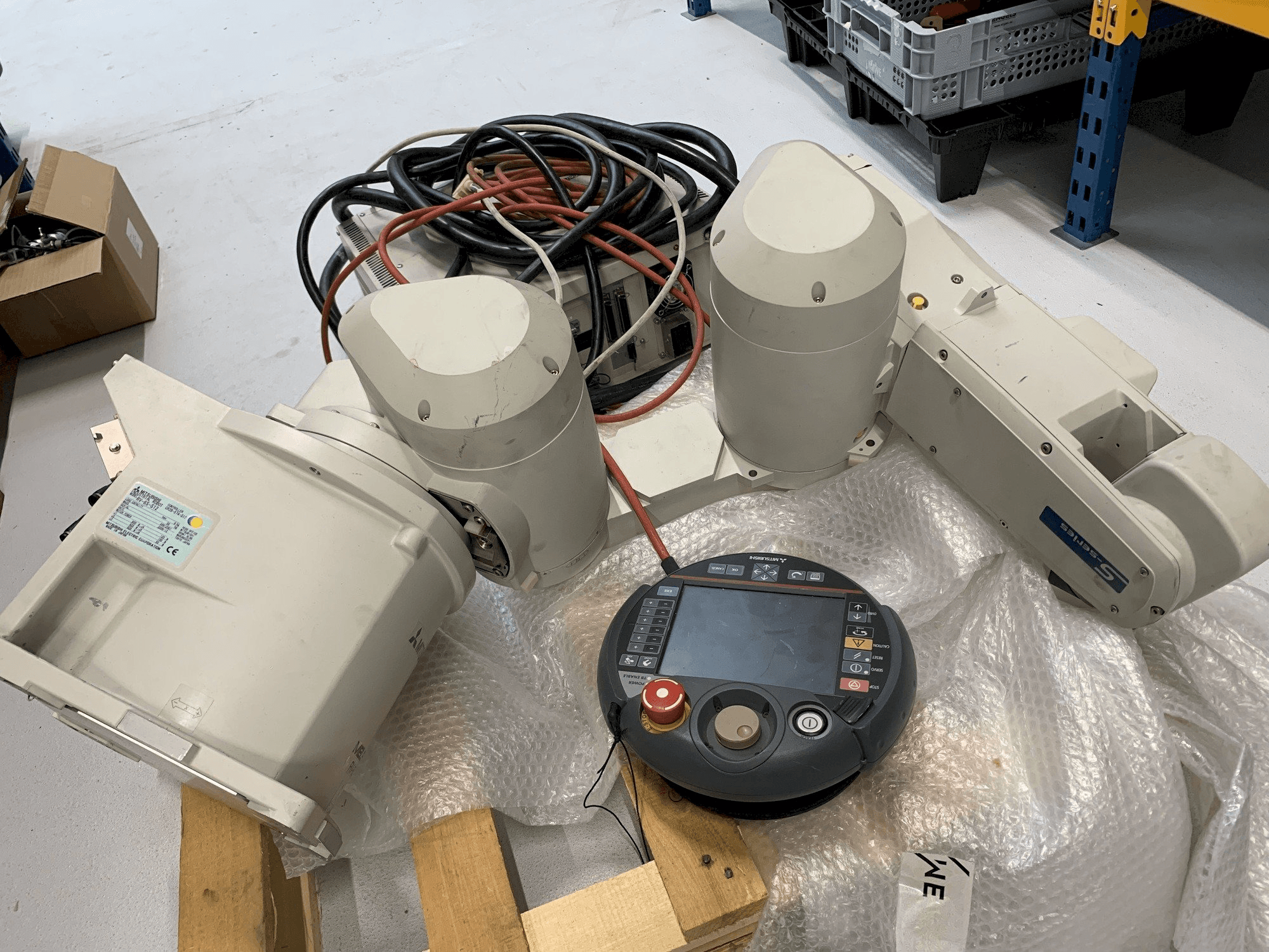 Čelní pohled na Mitsubishi Melfa RV 6S stroj