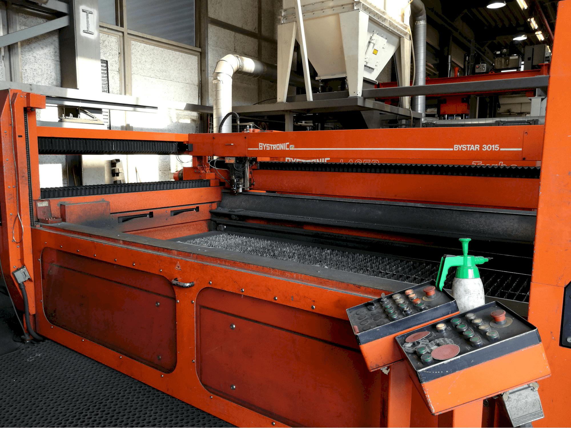 Pravý pohled na Bystronic Bystar 3015 stroj