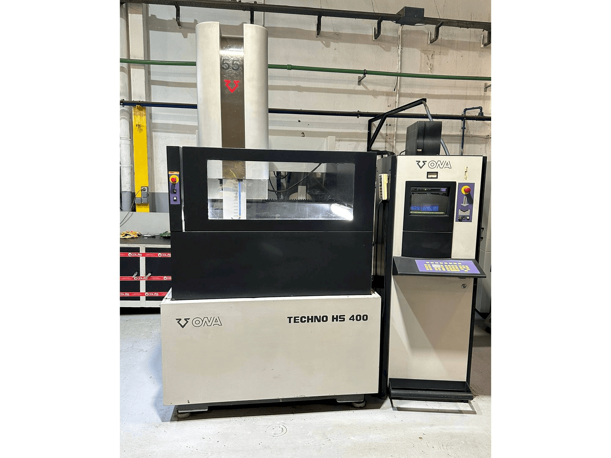 Čelní pohled na ONA HS 400 stroj