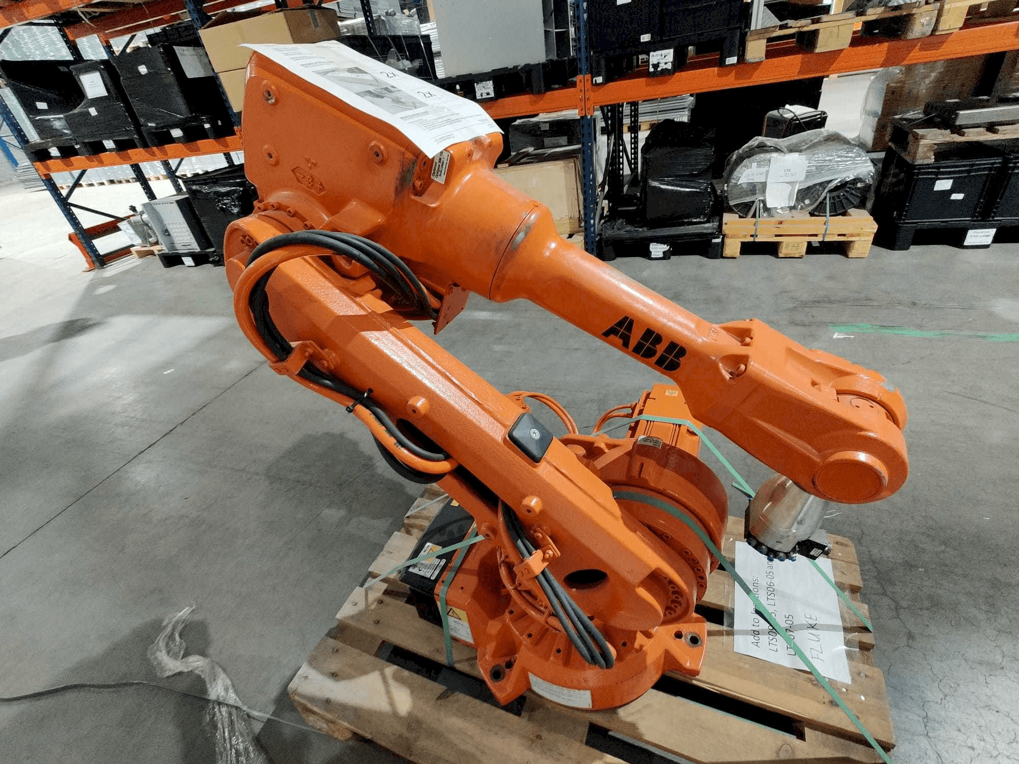 Čelní pohled na ABB IRB 2600 M2004 stroj