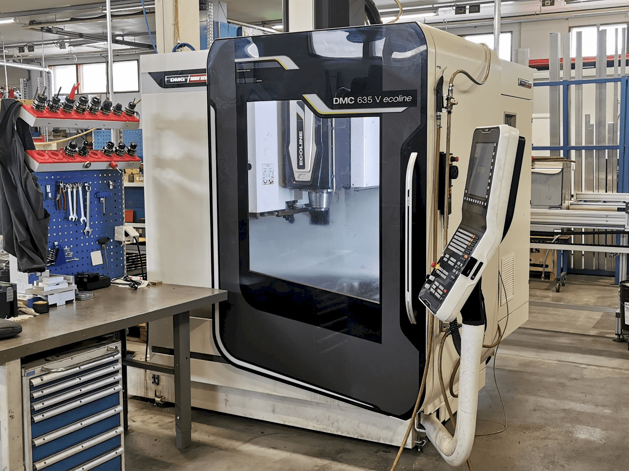 Čelní pohled na DMG Mori Seiki DMC 635 V Ecoline stroj