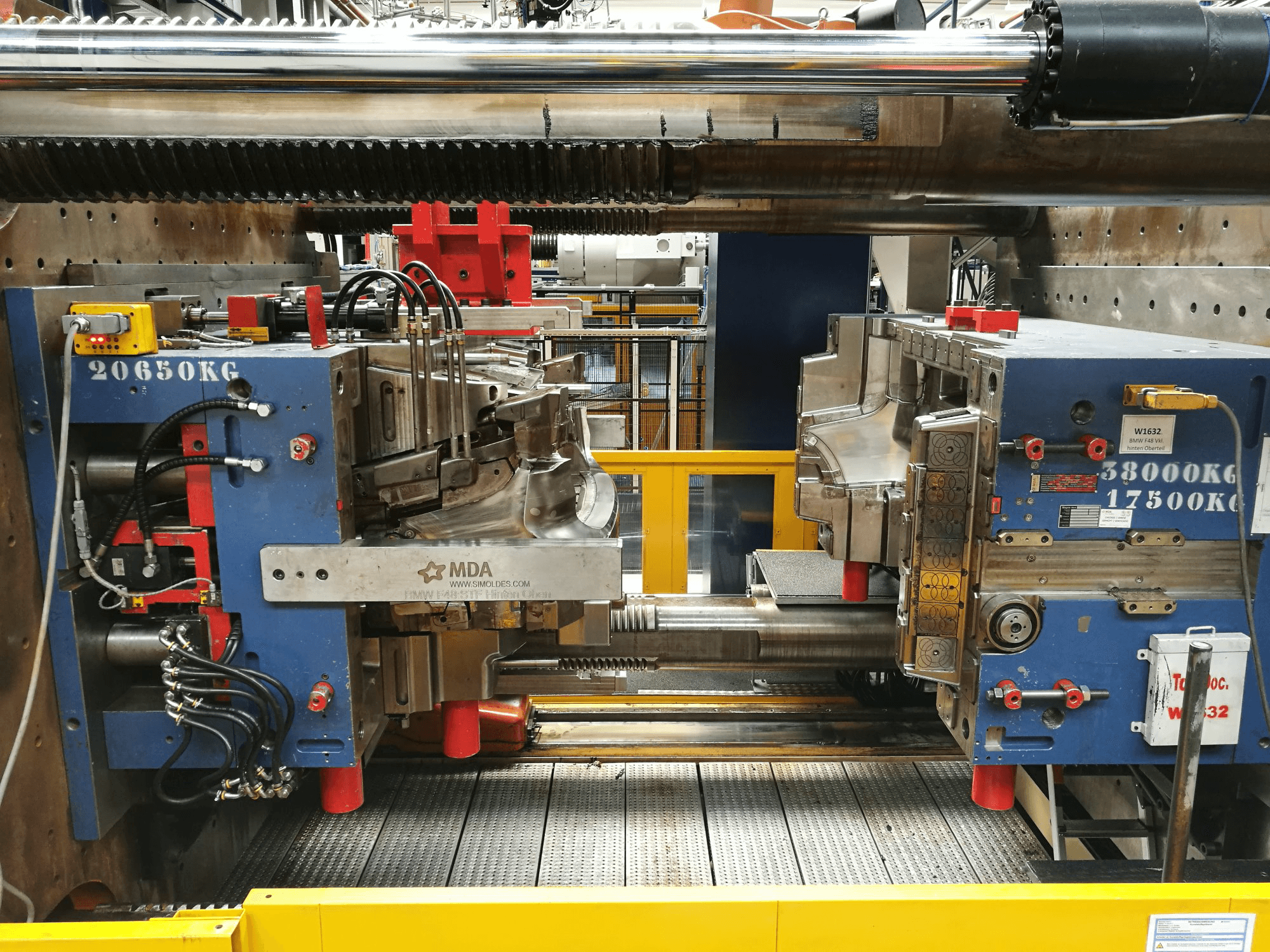 Čelní pohled na Husky E 3650 RS 170/155 stroj