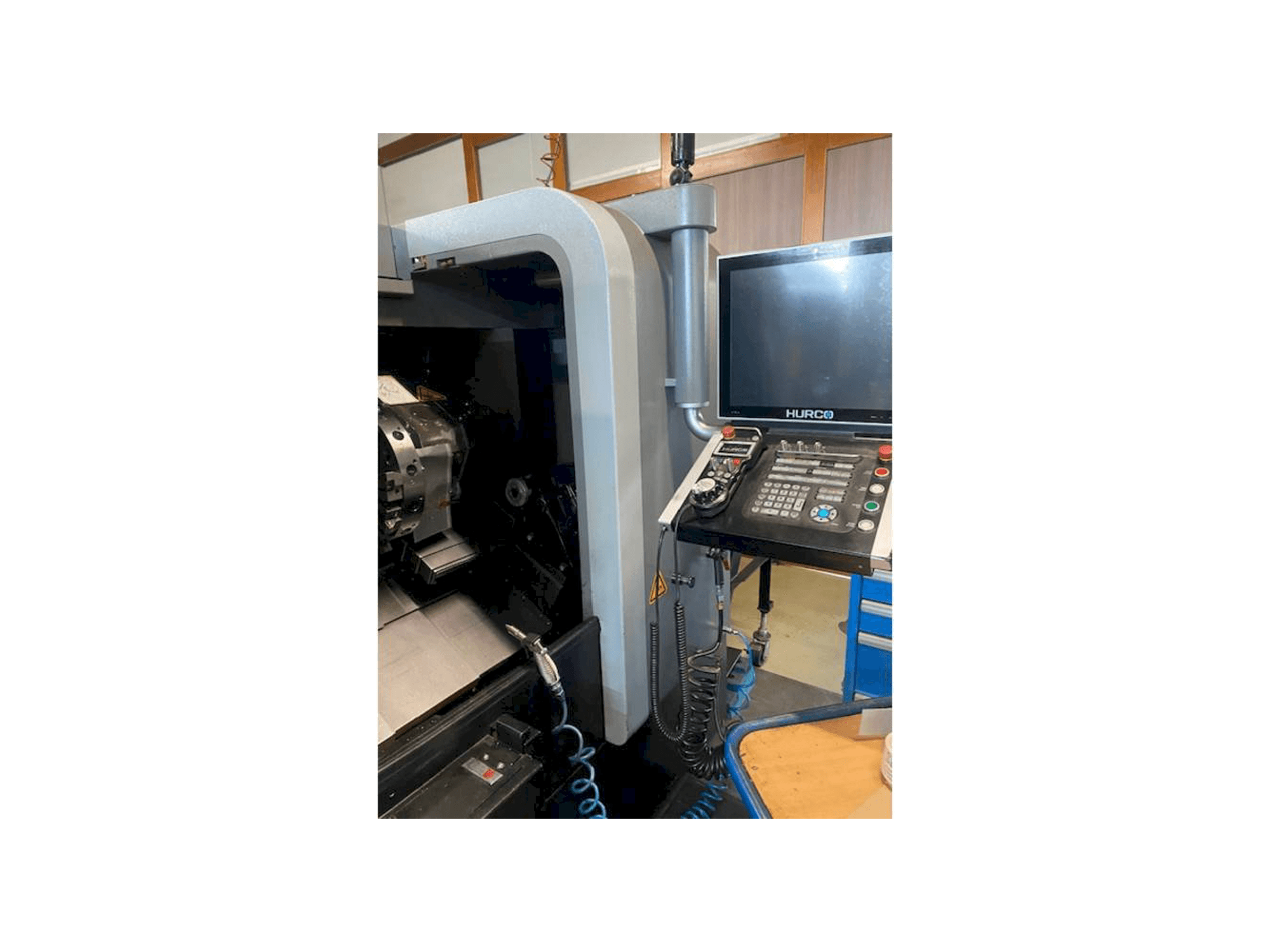 Čelní pohled na Hurco TM8i stroj