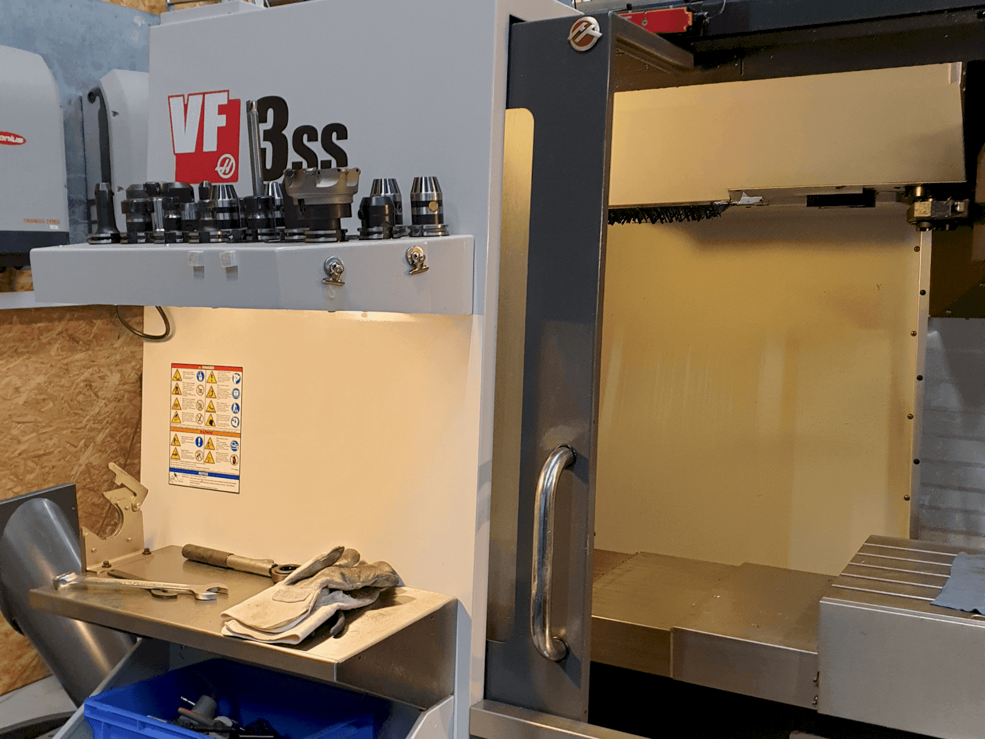 Čelní pohled na HAAS VF-3SS stroj