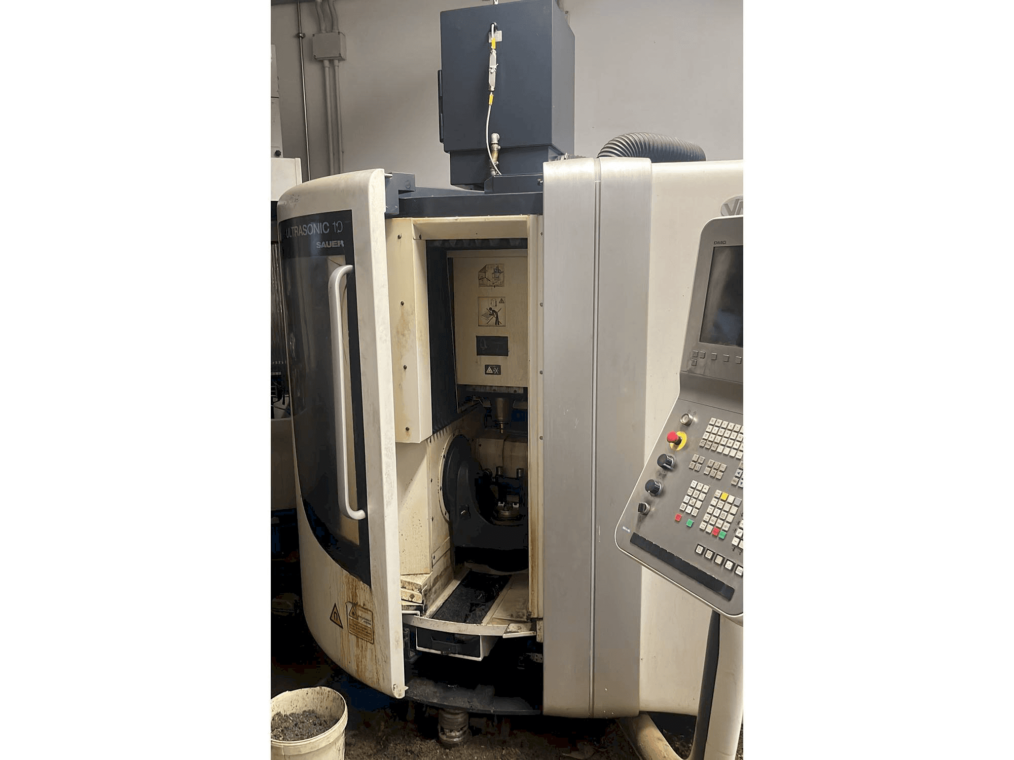 Čelní pohled na DMG ultrasonic 10 sauer stroj