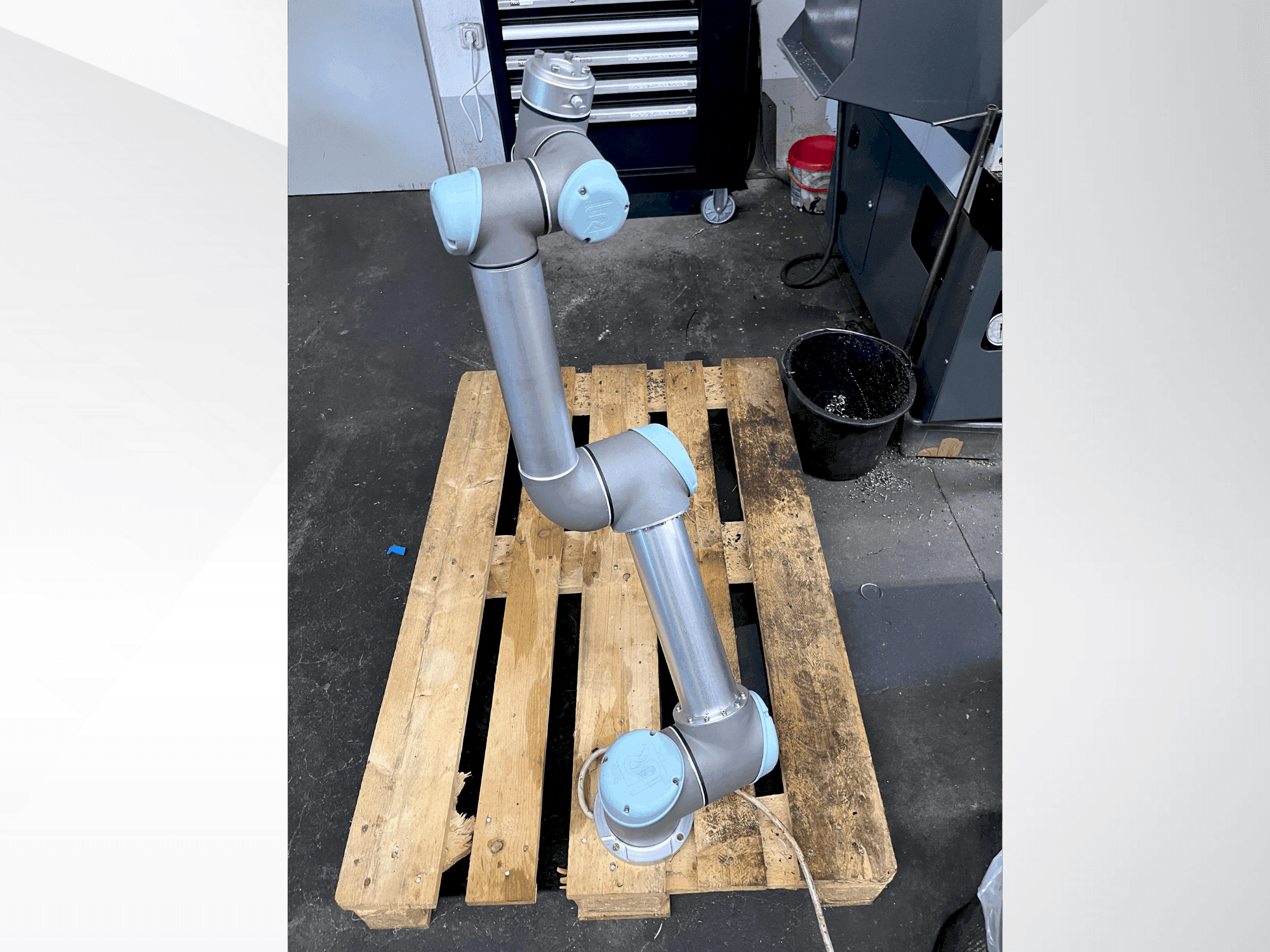 Čelní pohled na Universal Robots UR5 CB3.1 stroj