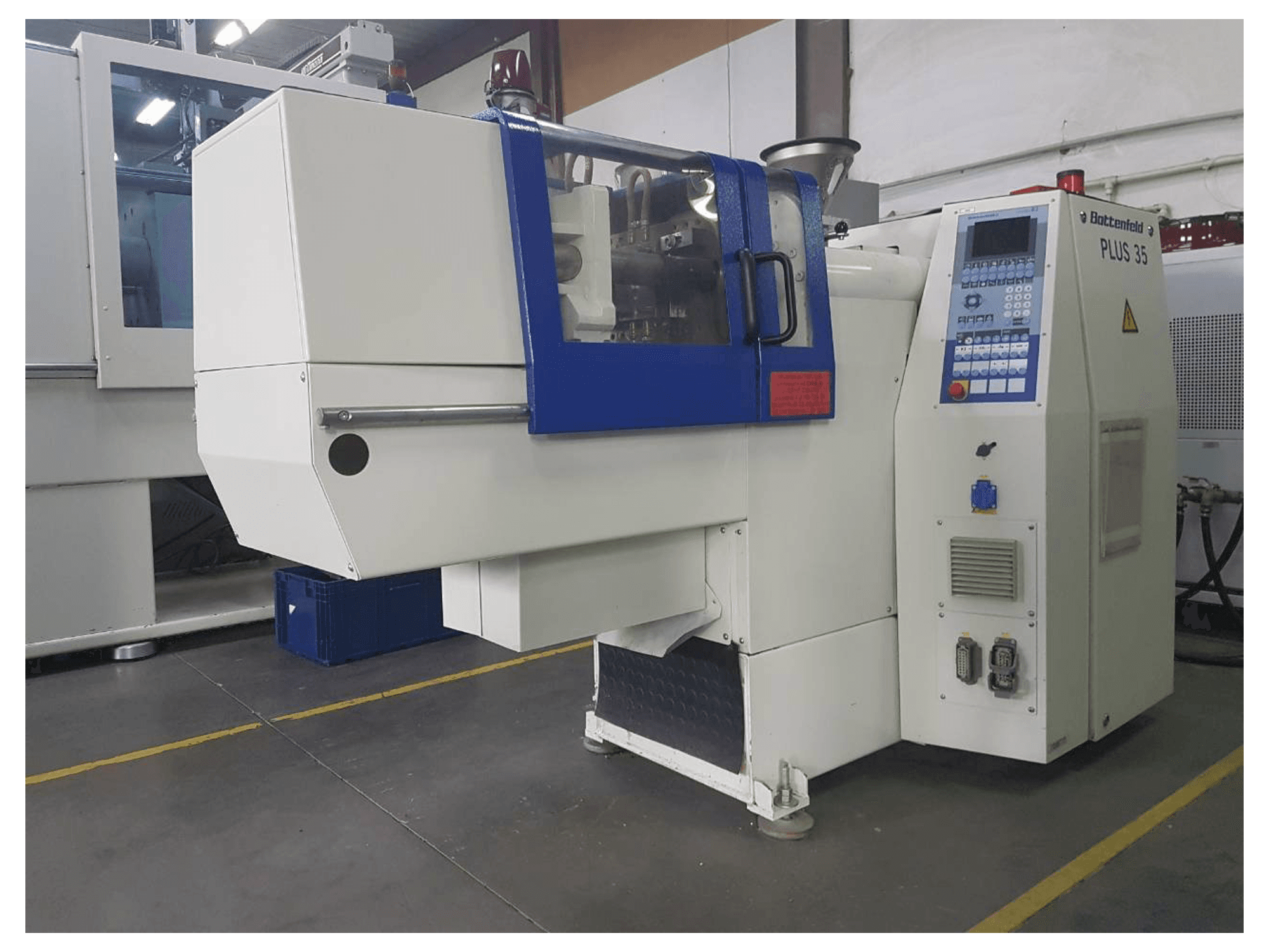 Čelní pohled na Battenfeld PLUS 35/75 stroj