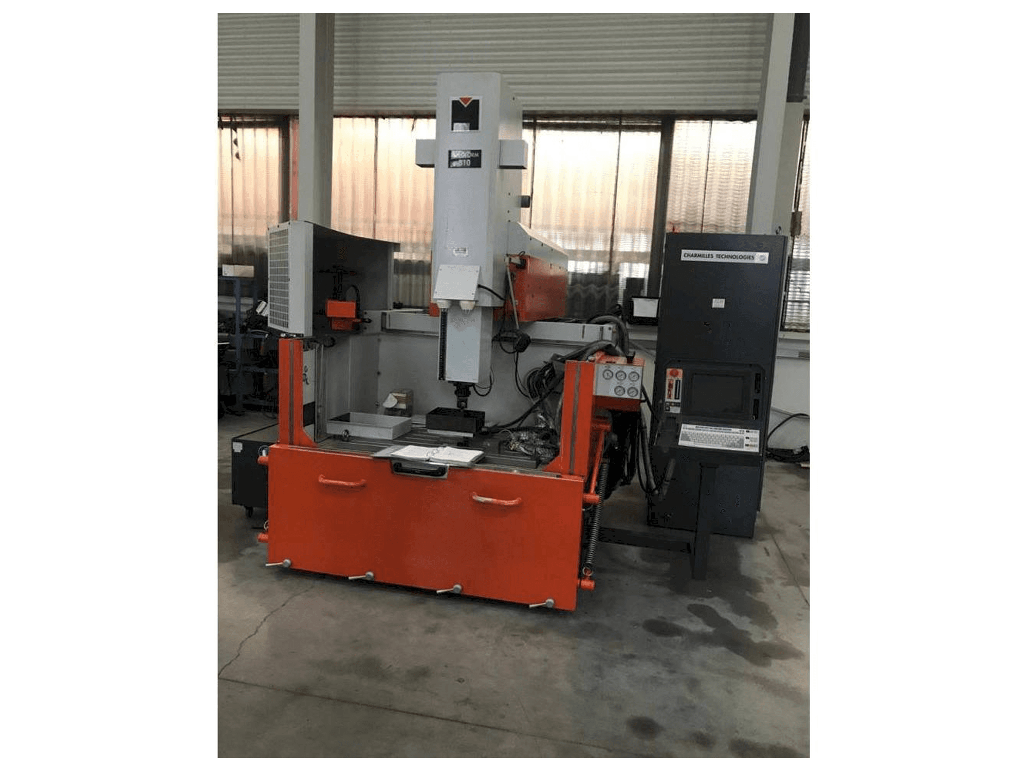 Čelní pohled na CHARMILLES ROBOFORM 810 stroj
