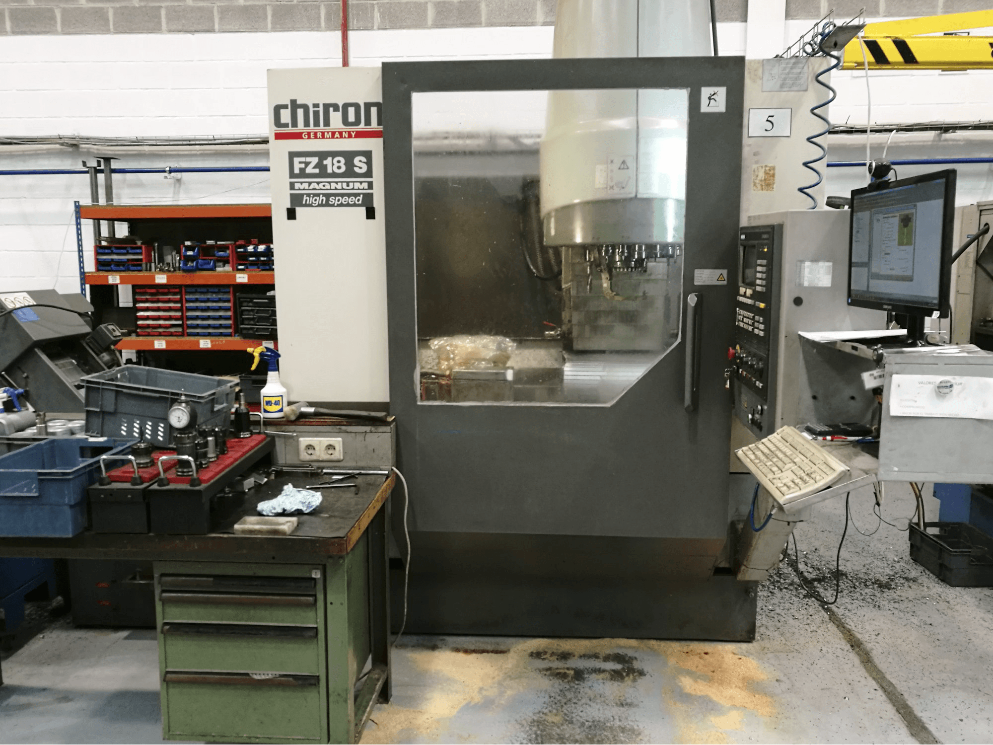 Čelní pohled na Chiron FZ18 S Magnum stroj