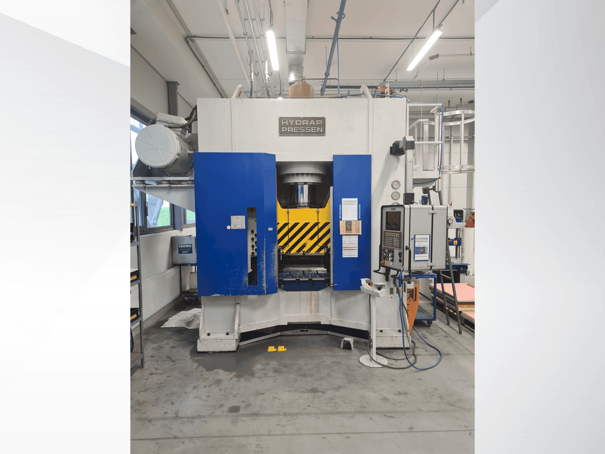 Čelní pohled na HYDRAP HPDB 400 stroj