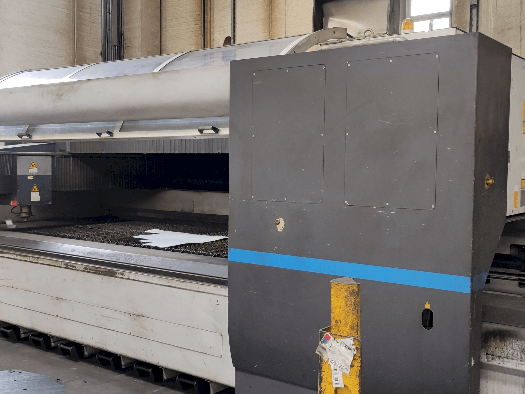 Čelní pohled na LVD AXEL 3015 S stroj