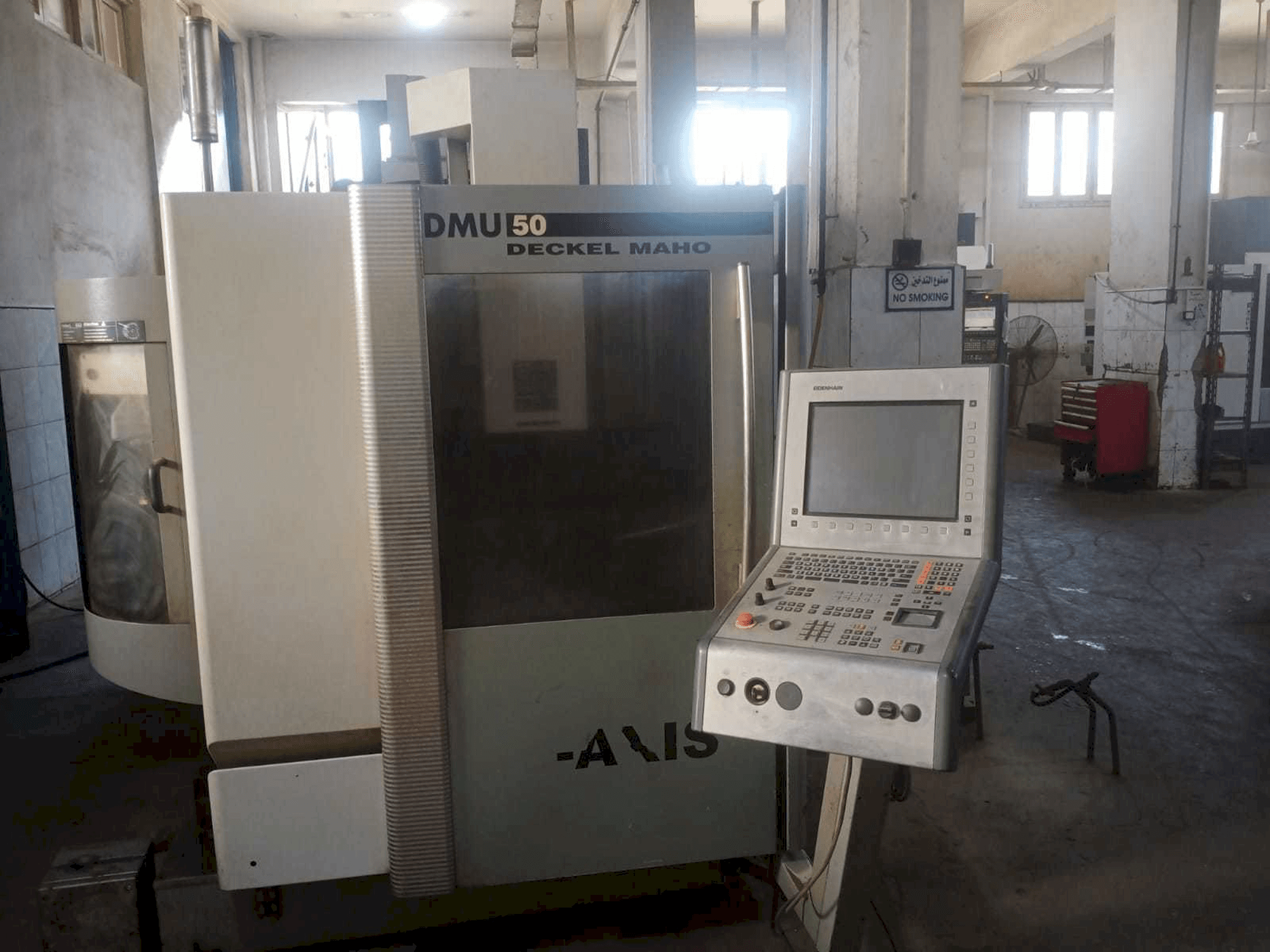 Čelní pohled na DECKEL MAHO DMU 50 stroj